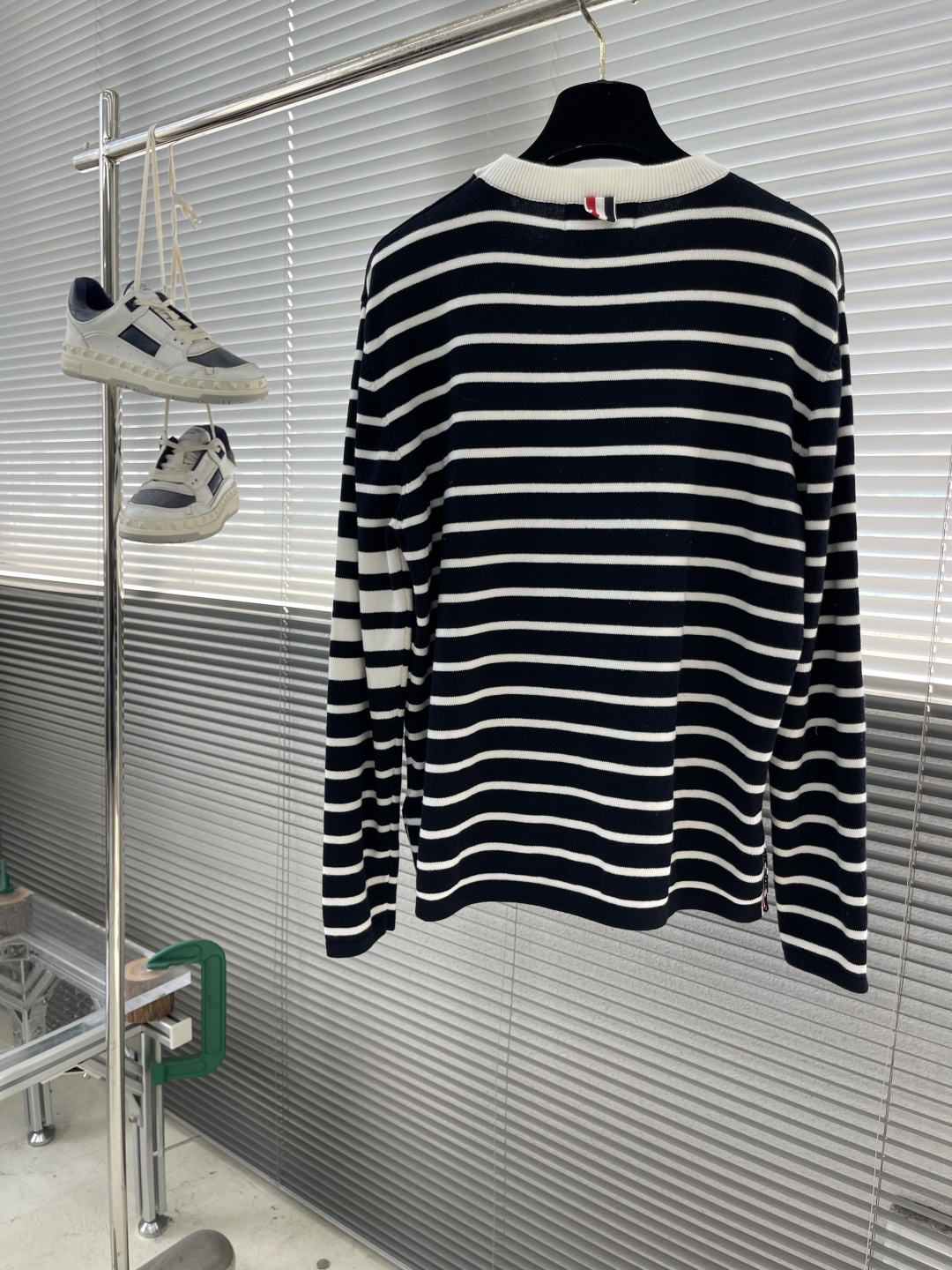 -TB 新款条纹长袖针织衫！经典条纹设计，圆领螺纹边，简约百搭款式。采用优质针织面料，轻薄透气，适合春秋