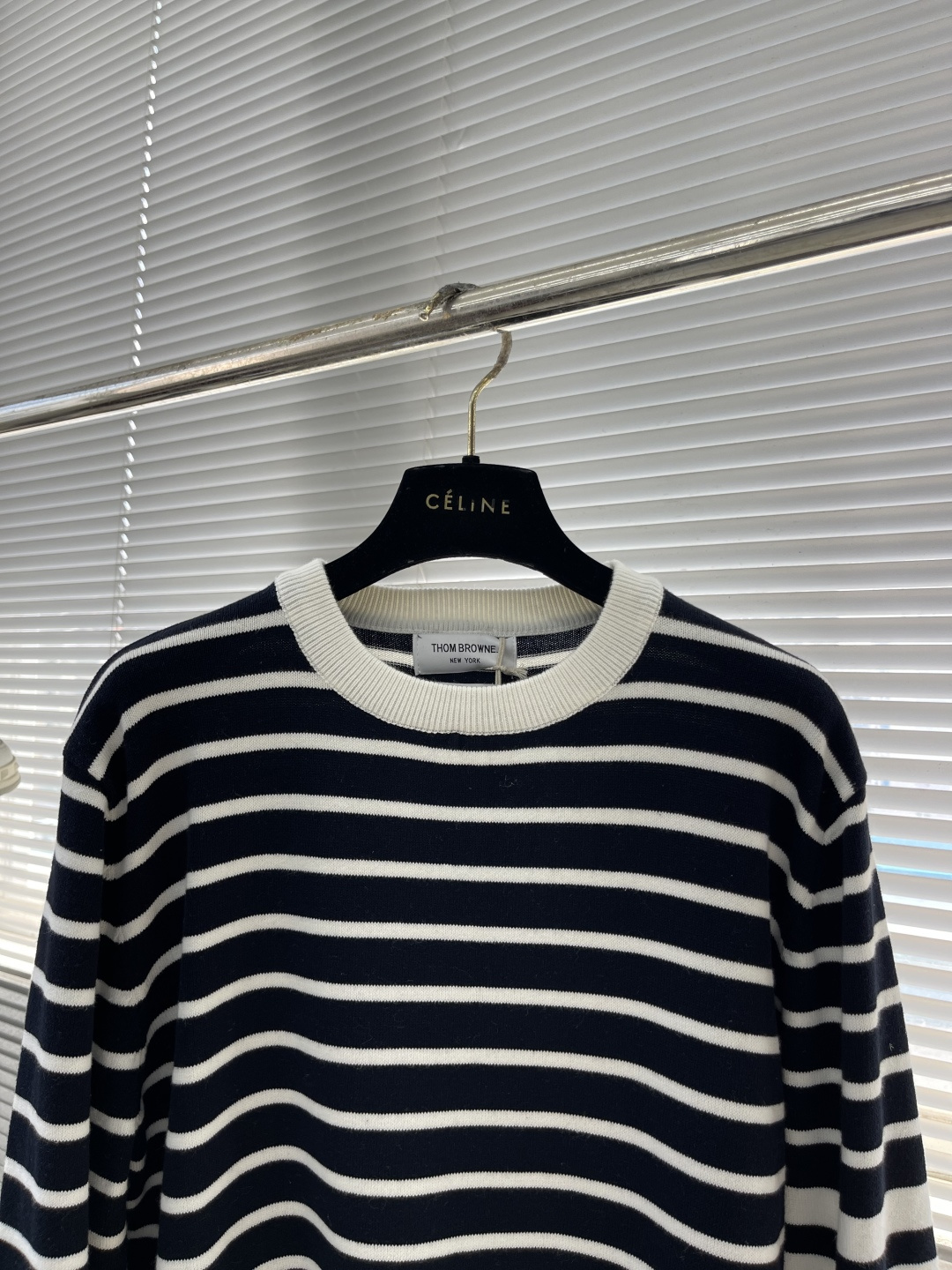 -TB 新款条纹长袖针织衫！经典条纹设计，圆领螺纹边，简约百搭款式。采用优质针织面料，轻薄透气，适合春秋