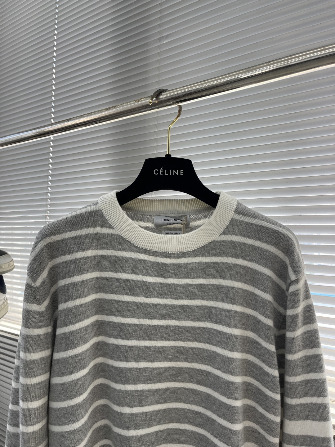 -TB 新款条纹长袖针织衫！经典条纹设计，圆领螺纹边，简约百搭款式。采用优质针织面料，轻薄透气，适合春秋