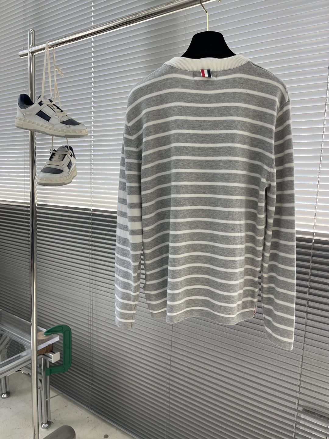 -TB 新款条纹长袖针织衫！经典条纹设计，圆领螺纹边，简约百搭款式。采用优质针织面料，轻薄透气，适合春秋