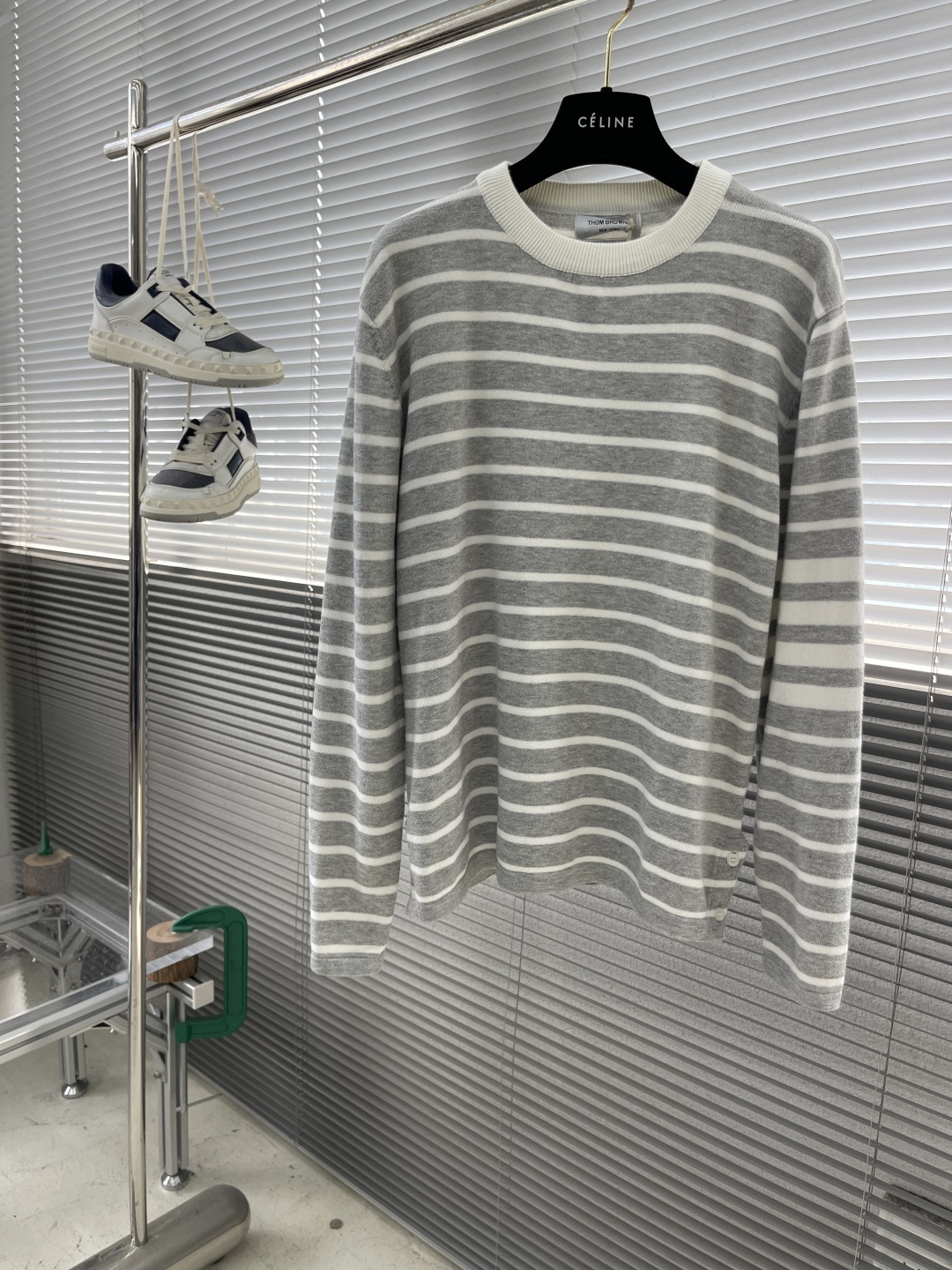 -TB 新款条纹长袖针织衫！经典条纹设计，圆领螺纹边，简约百搭款式。采用优质针织面料，轻薄透气，适合春秋