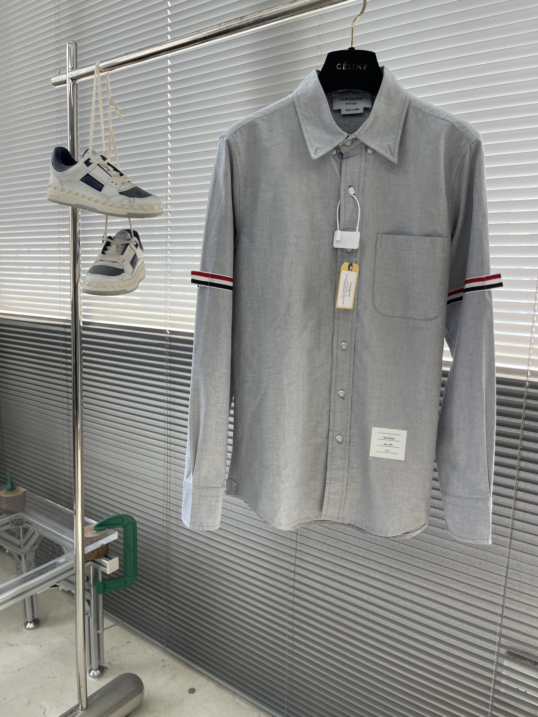 -TB 双袖斜纹纯棉长袖衬衫！袖臂经典织带设计，用利落线条彰显个性，简约中加入些许设计感。率性翻领衬衫夹