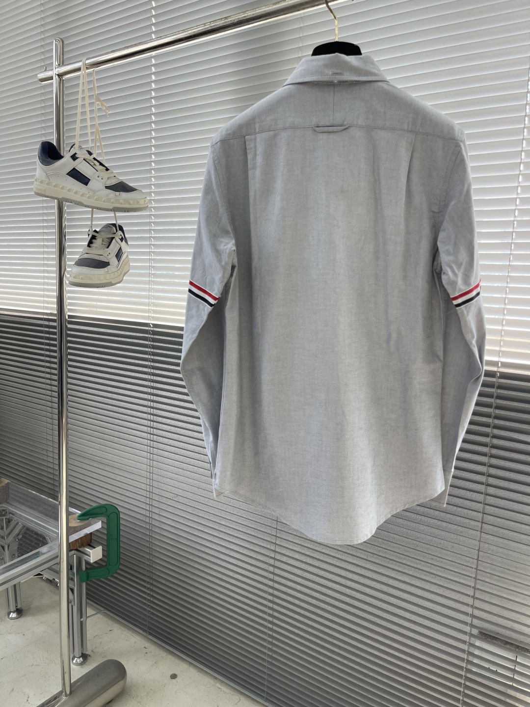 -TB 双袖斜纹纯棉长袖衬衫！袖臂经典织带设计，用利落线条彰显个性，简约中加入些许设计感。率性翻领衬衫夹