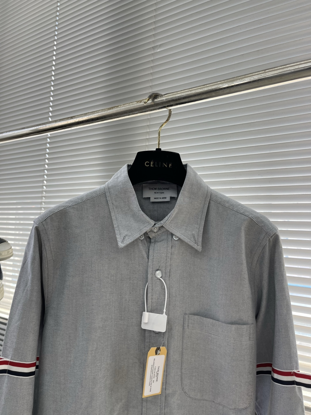 -TB 双袖斜纹纯棉长袖衬衫！袖臂经典织带设计，用利落线条彰显个性，简约中加入些许设计感。率性翻领衬衫夹