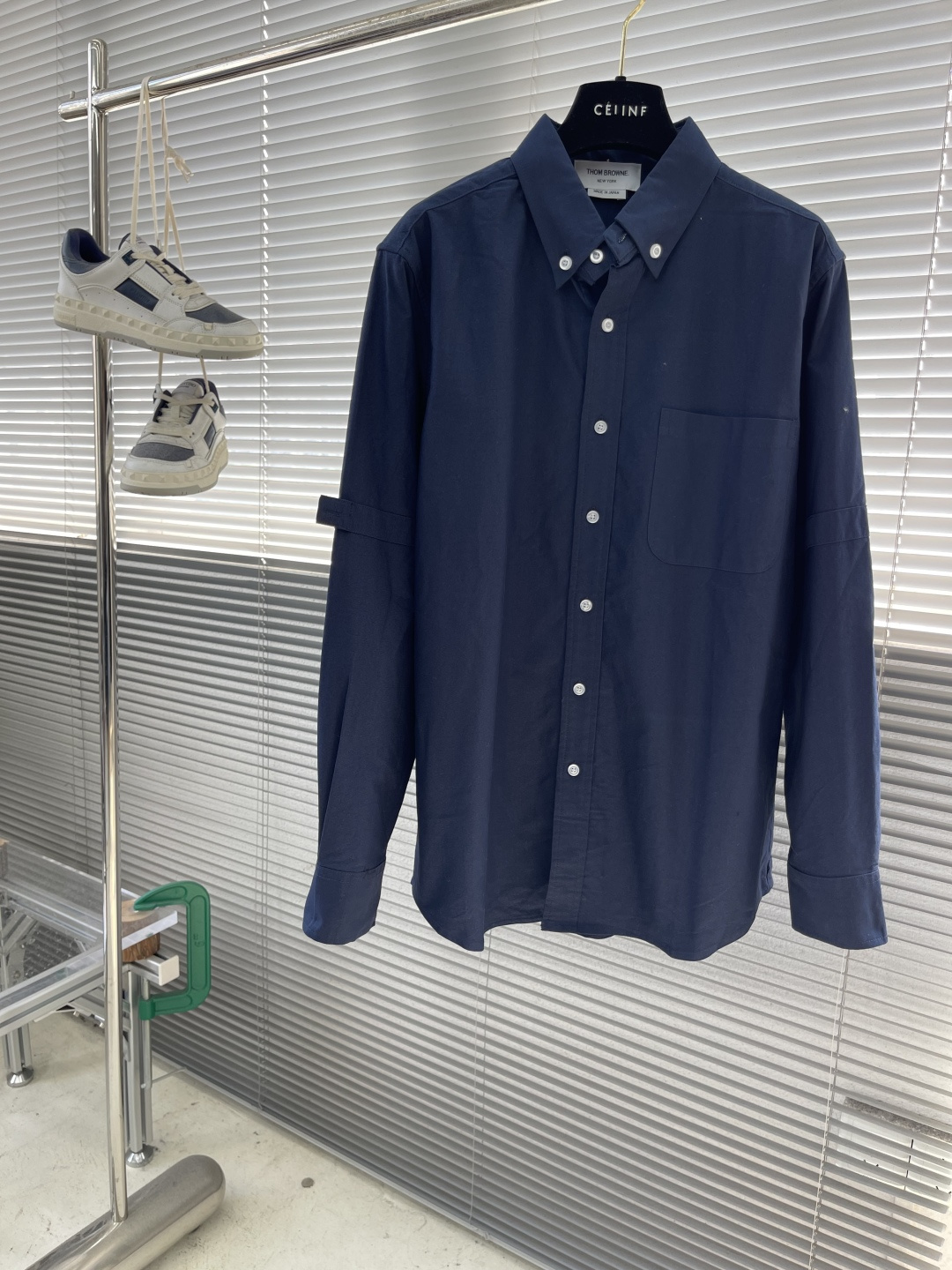 -TB 双袖斜纹纯棉长袖衬衫！袖臂经典织带设计，用利落线条彰显个性，简约中加入些许设计感。率性翻领衬衫夹