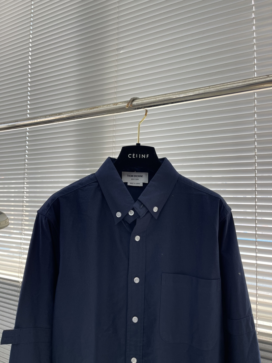 -TB 双袖斜纹纯棉长袖衬衫！袖臂经典织带设计，用利落线条彰显个性，简约中加入些许设计感。率性翻领衬衫夹