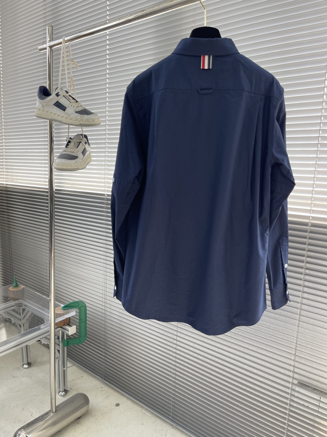 -TB 双袖斜纹纯棉长袖衬衫！袖臂经典织带设计，用利落线条彰显个性，简约中加入些许设计感。率性翻领衬衫夹