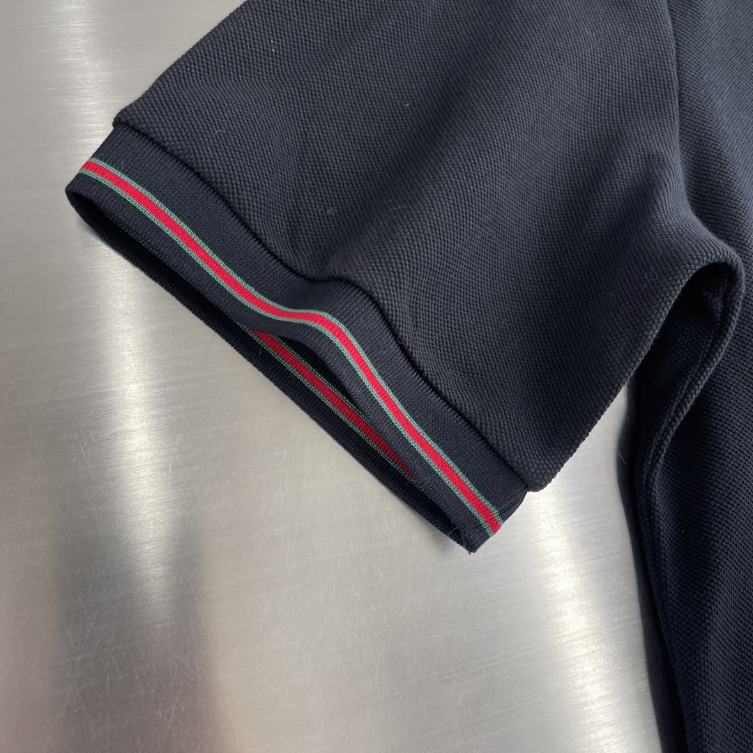 -GUCC 25ss新款珠地棉Polo衫 在黑色底布上，品牌经典织带透过特殊的构造工艺和缝合技术以别出心