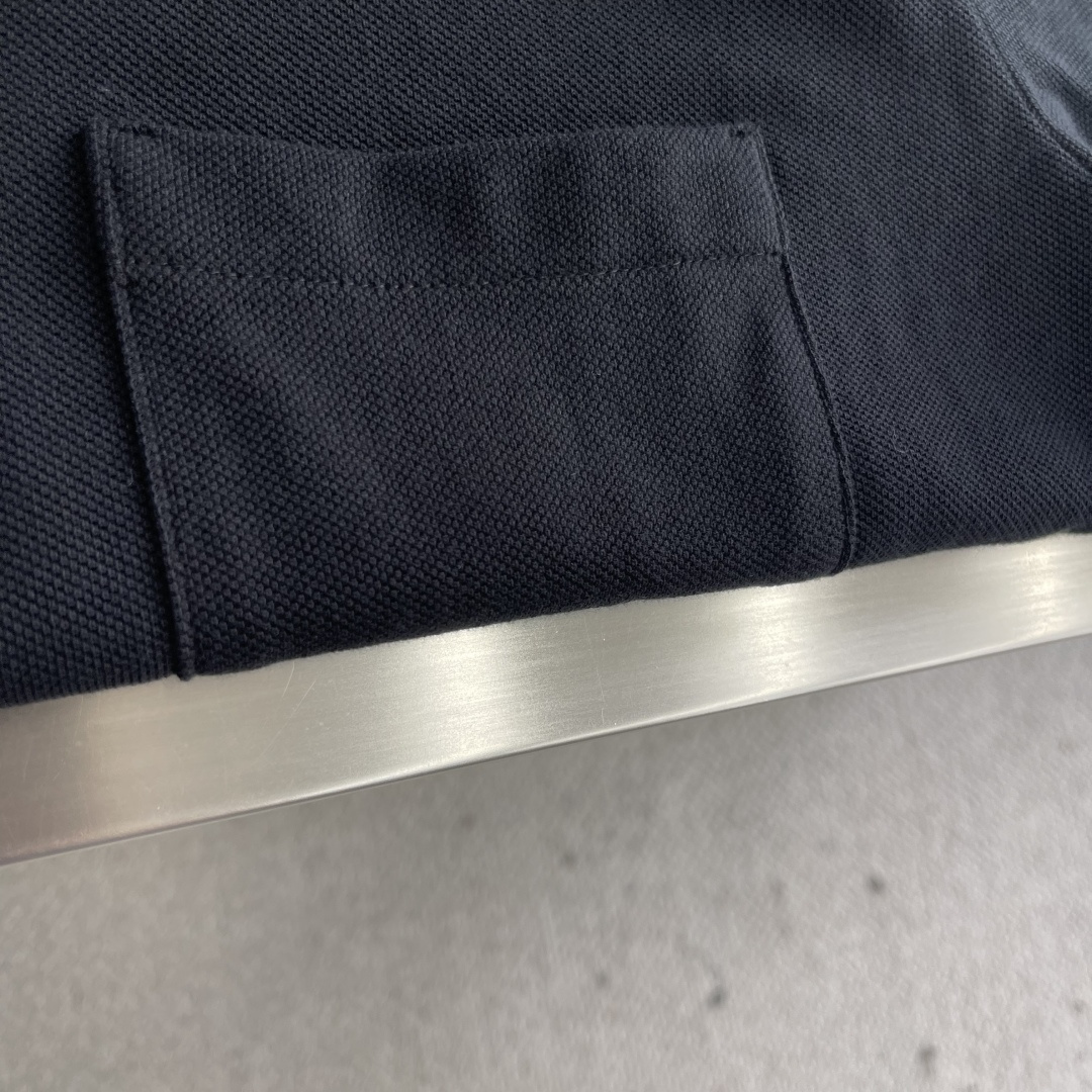 -GUCC 25ss新款珠地棉Polo衫 在黑色底布上，品牌经典织带透过特殊的构造工艺和缝合技术以别出心