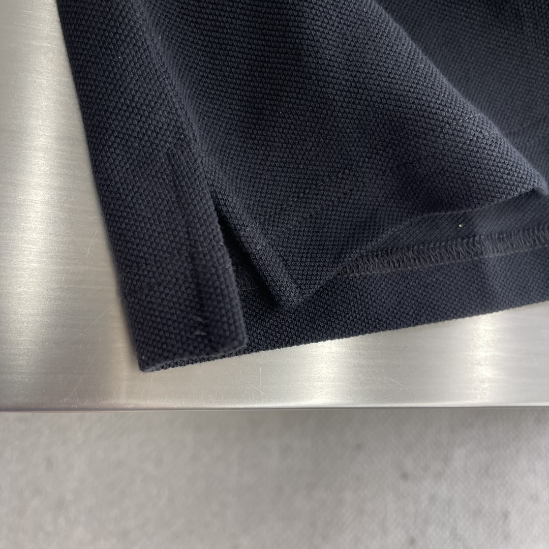 -GUCC 25ss新款珠地棉Polo衫 在黑色底布上，品牌经典织带透过特殊的构造工艺和缝合技术以别出心