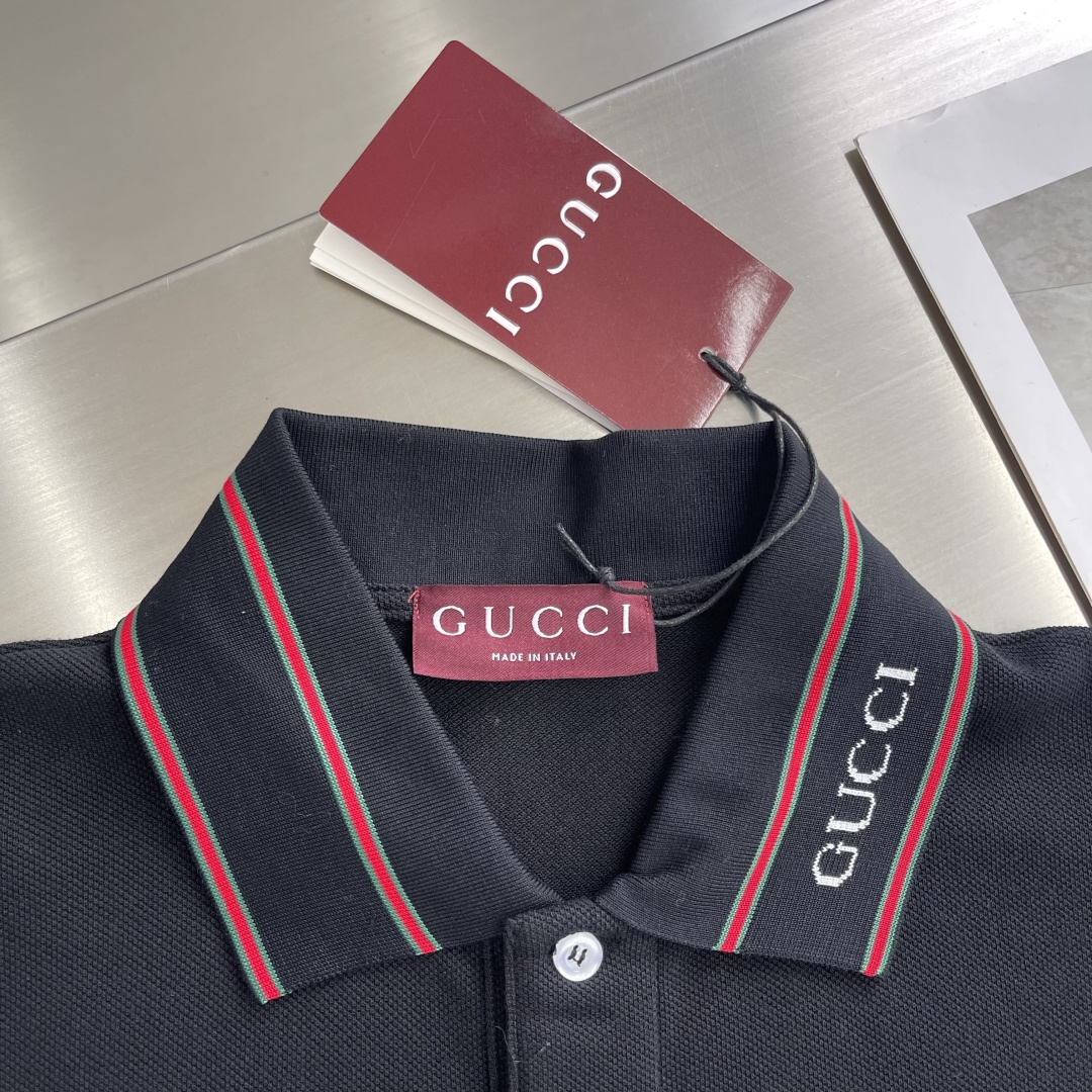 -GUCC 25ss新款珠地棉Polo衫 在黑色底布上，品牌经典织带透过特殊的构造工艺和缝合技术以别出心