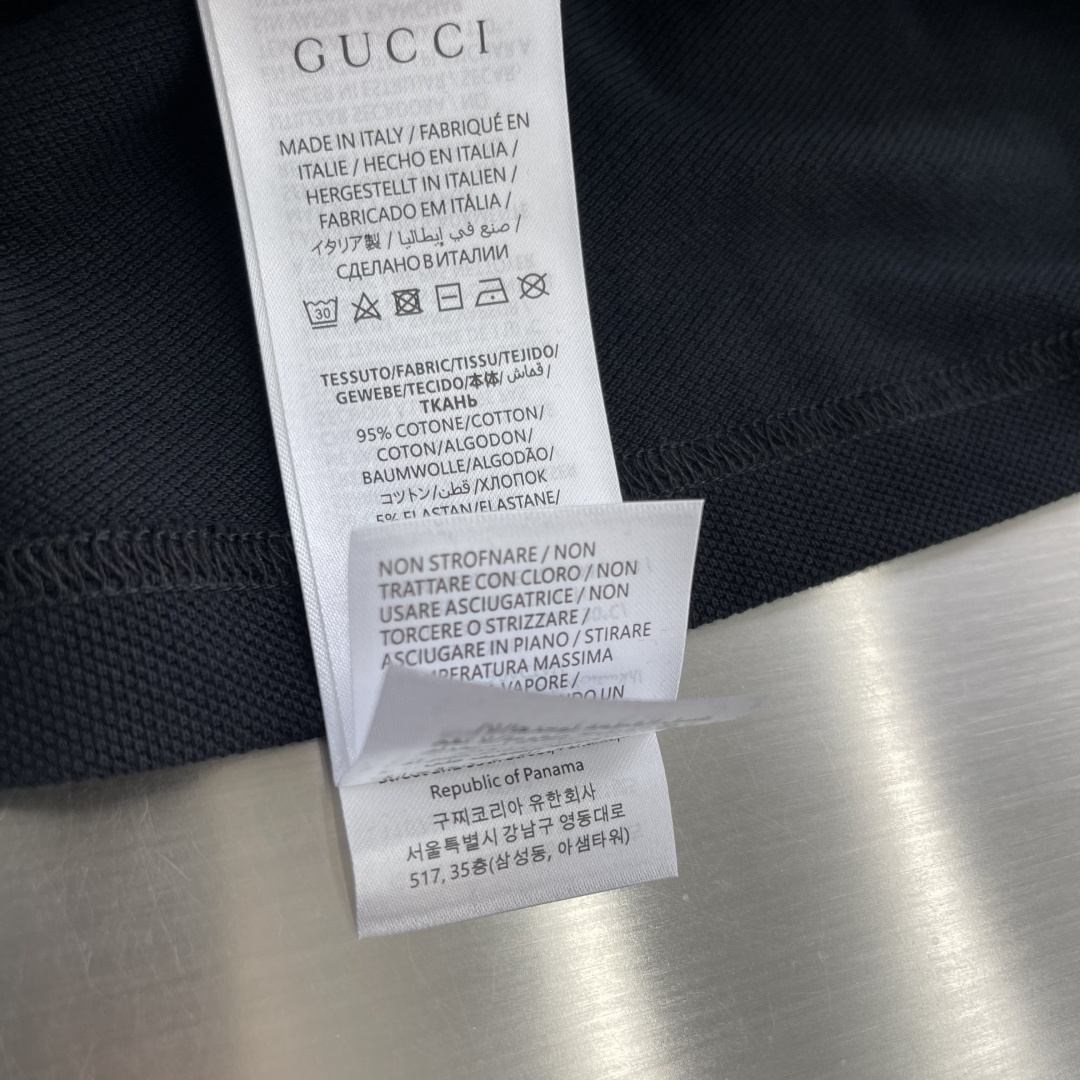 -GUCC 25ss新款珠地棉Polo衫 在黑色底布上，品牌经典织带透过特殊的构造工艺和缝合技术以别出心