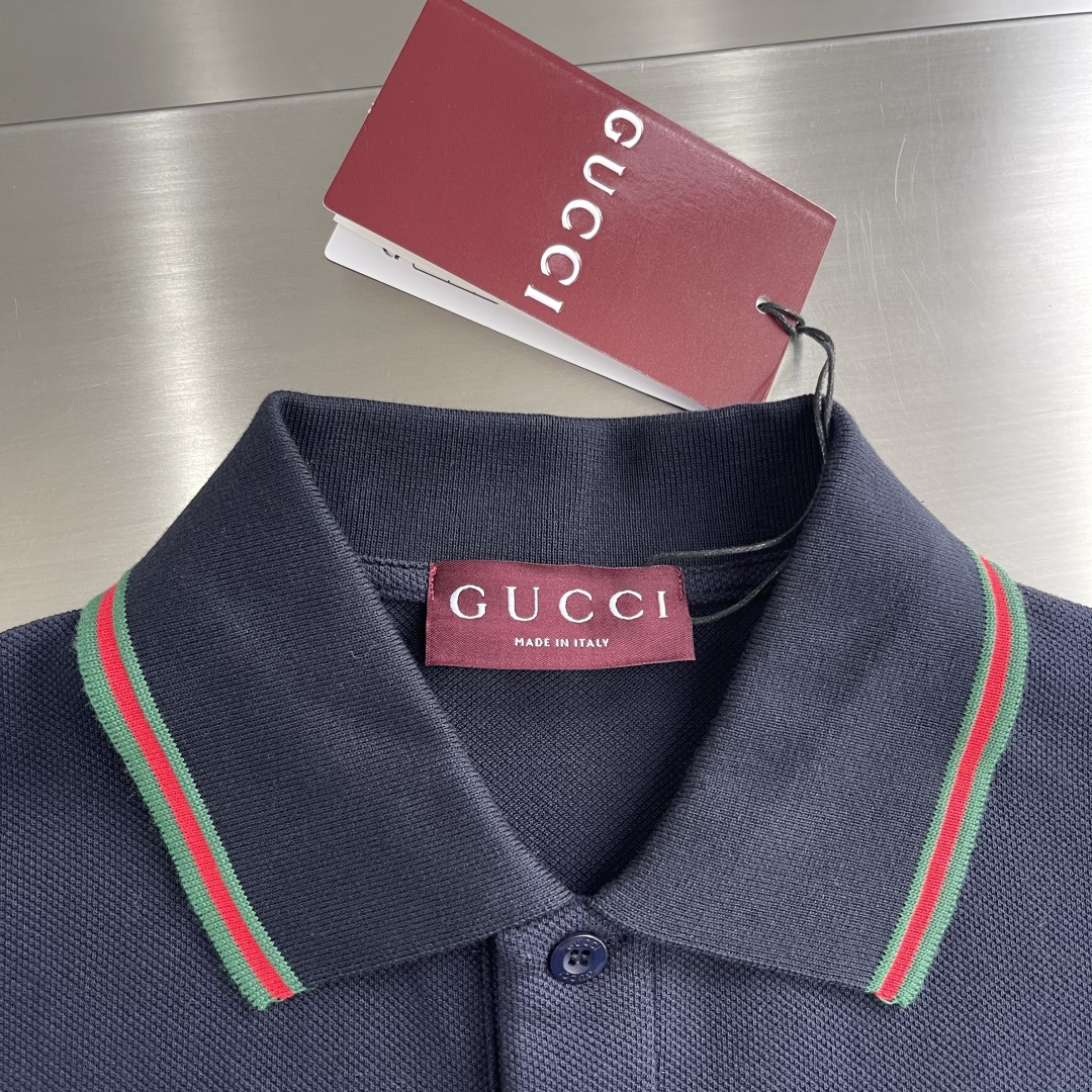 -GUCC 25ss新款饰刺绣弹力棉Polo衫 白色 这款常规版型Polo衫以弹力珠地棉匠心演绎，搭配G