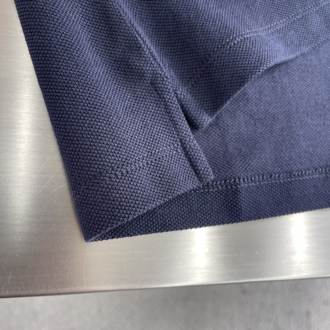 -GUCC 25ss新款饰刺绣弹力棉Polo衫 白色 这款常规版型Polo衫以弹力珠地棉匠心演绎，搭配G