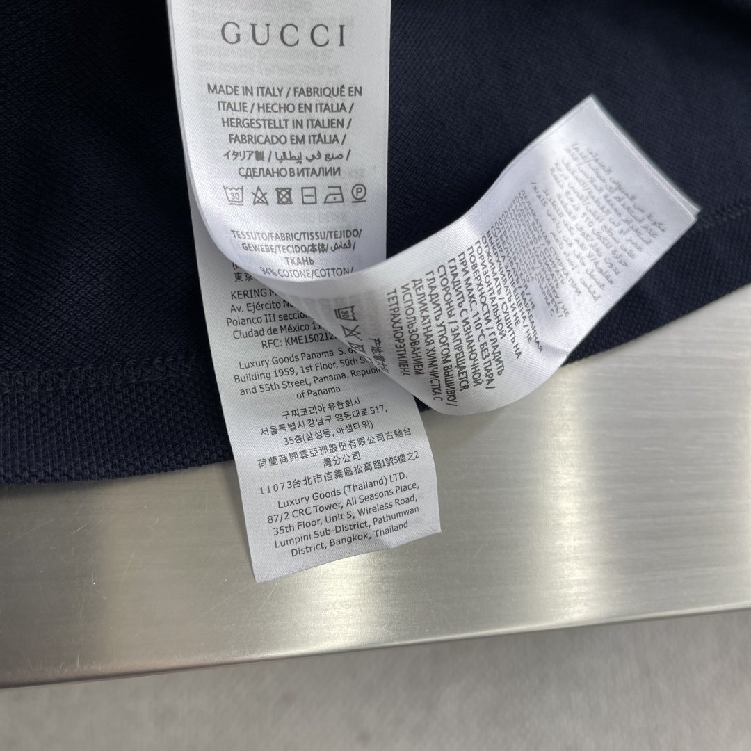 -GUCC 25ss新款饰刺绣弹力棉Polo衫 白色 这款常规版型Polo衫以弹力珠地棉匠心演绎，搭配G