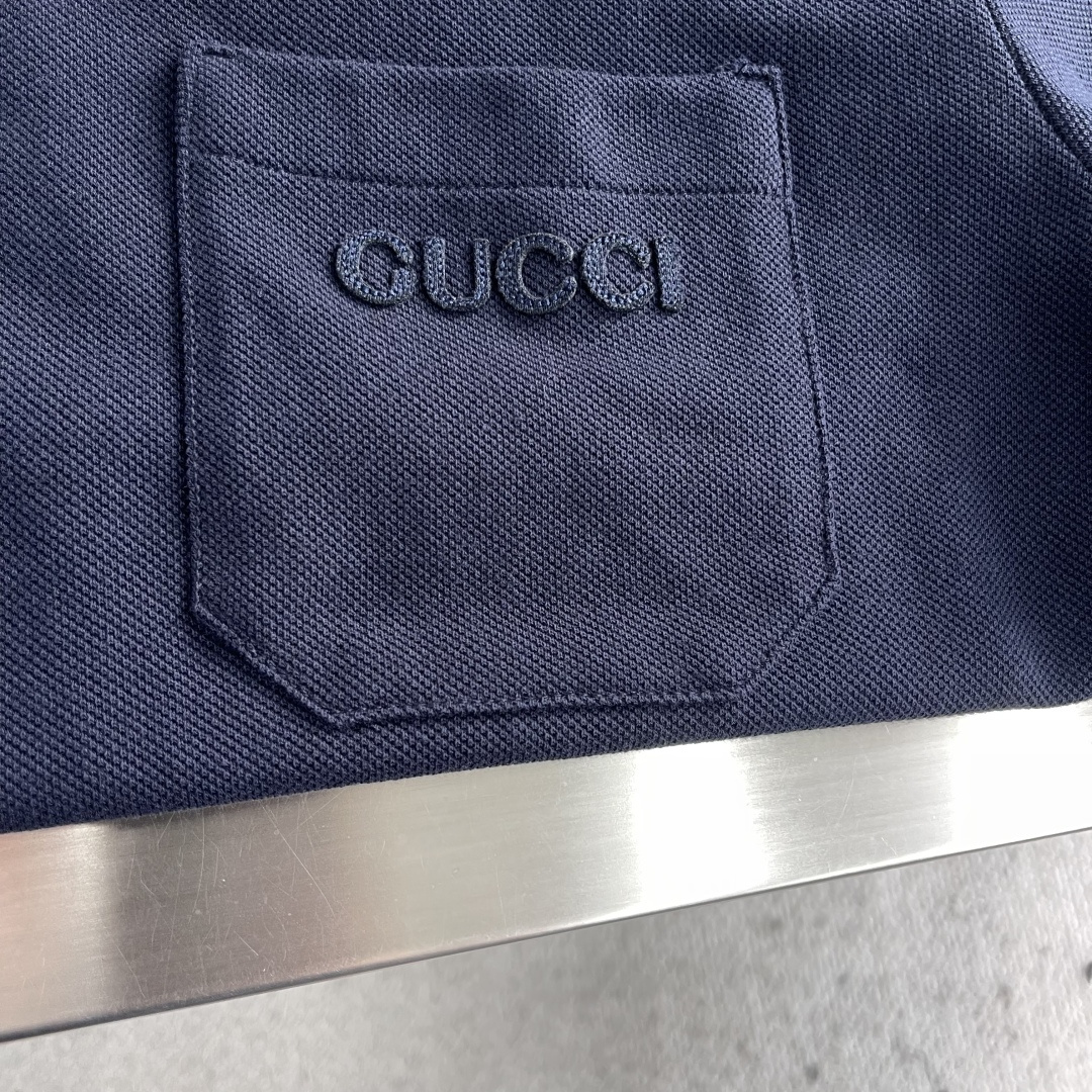 -GUCC 25ss新款饰刺绣弹力棉Polo衫 白色 这款常规版型Polo衫以弹力珠地棉匠心演绎，搭配G