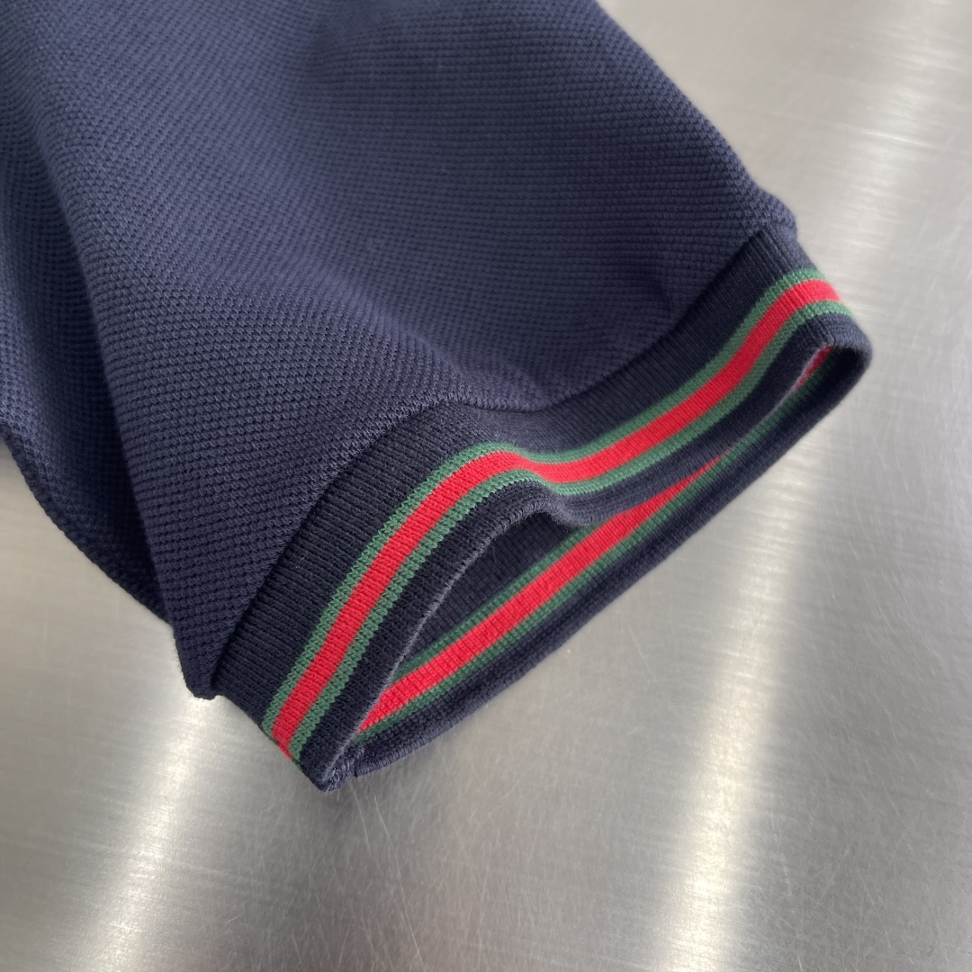 -GUCC 25ss新款饰刺绣弹力棉Polo衫 白色 这款常规版型Polo衫以弹力珠地棉匠心演绎，搭配G