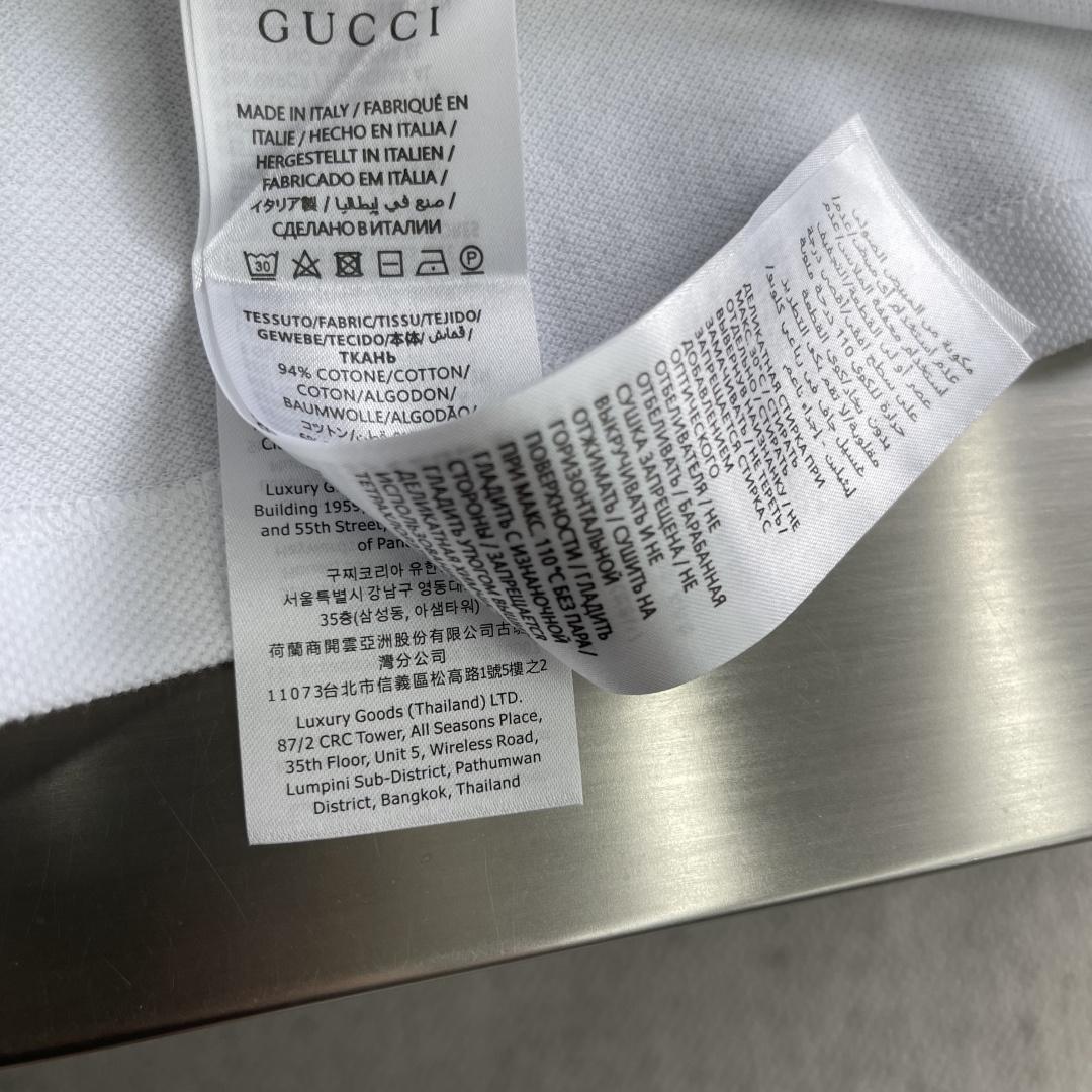 -GUCC 25ss新款饰刺绣弹力棉Polo衫 白色 这款常规版型Polo衫以弹力珠地棉匠心演绎，搭配G