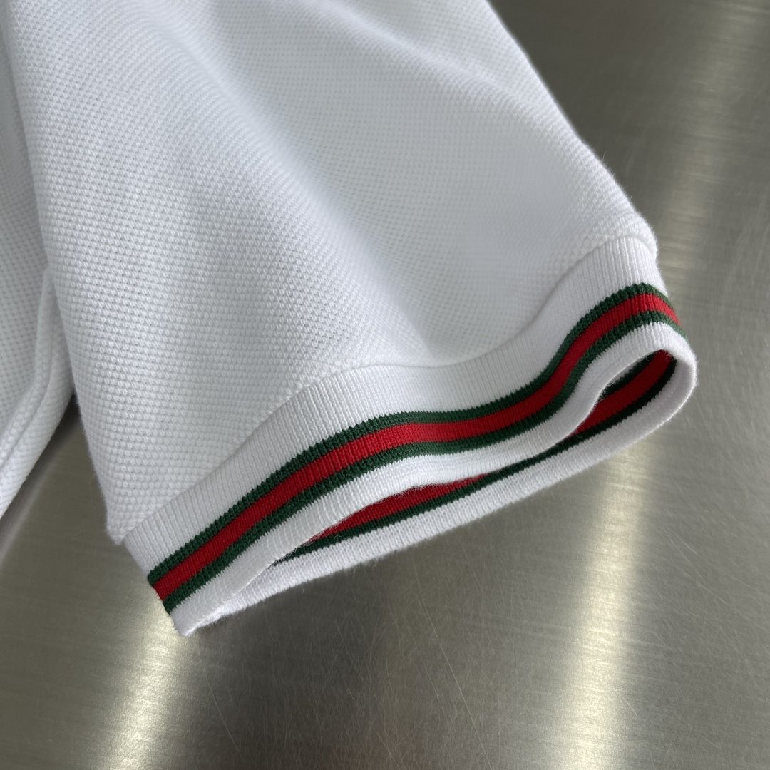 -GUCC 25ss新款饰刺绣弹力棉Polo衫 白色 这款常规版型Polo衫以弹力珠地棉匠心演绎，搭配G