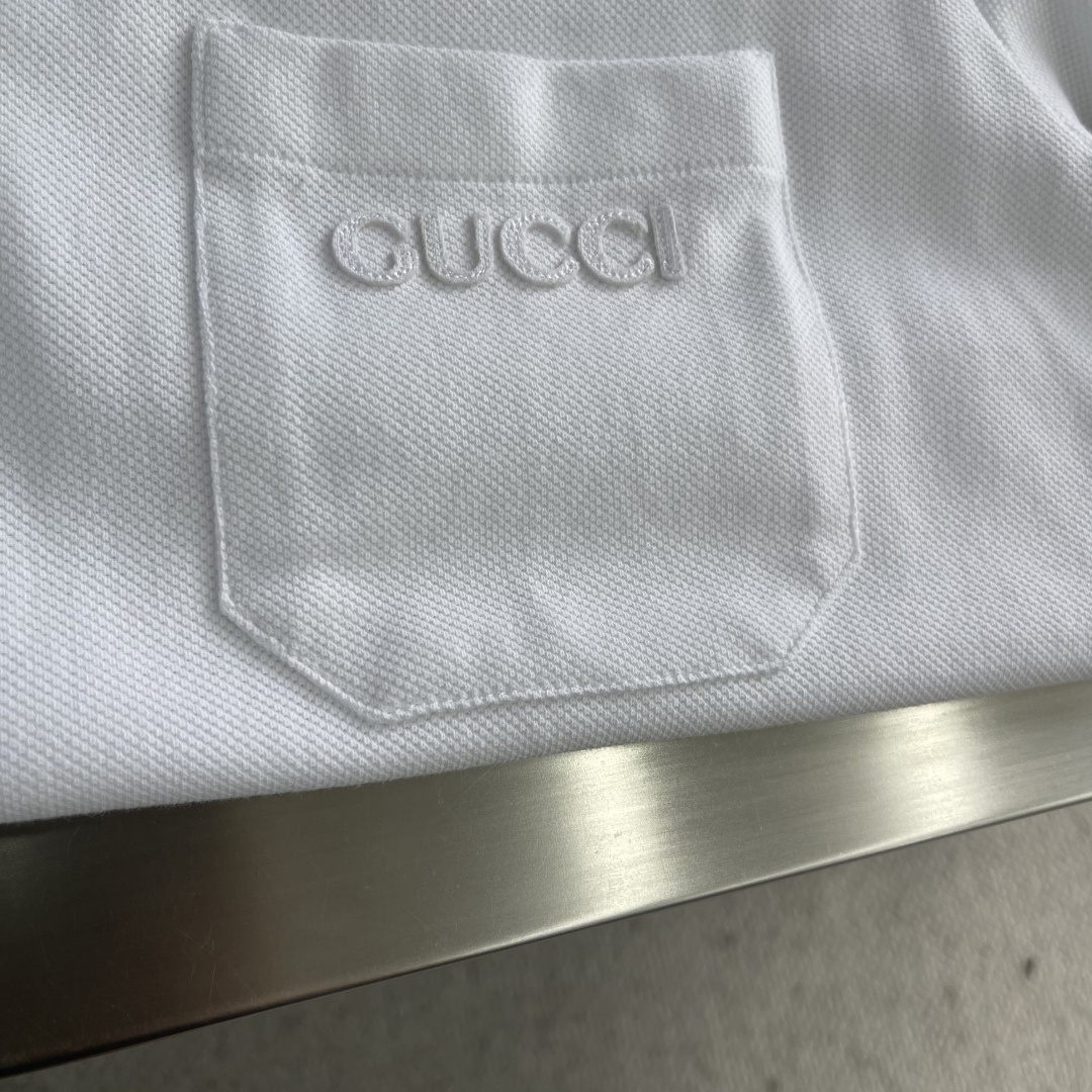 -GUCC 25ss新款饰刺绣弹力棉Polo衫 白色 这款常规版型Polo衫以弹力珠地棉匠心演绎，搭配G