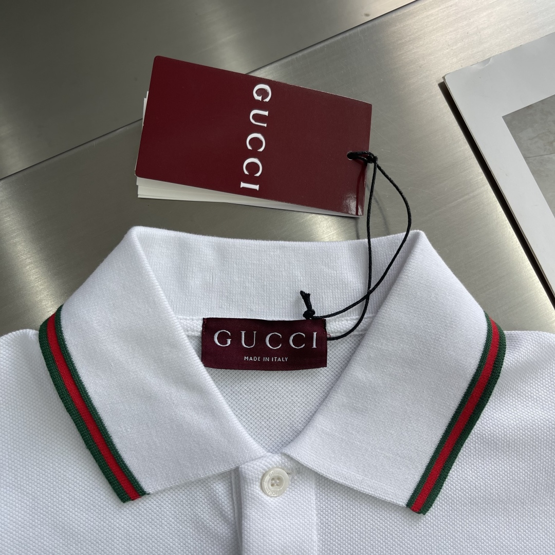-GUCC 25ss新款饰刺绣弹力棉Polo衫 白色 这款常规版型Polo衫以弹力珠地棉匠心演绎，搭配G