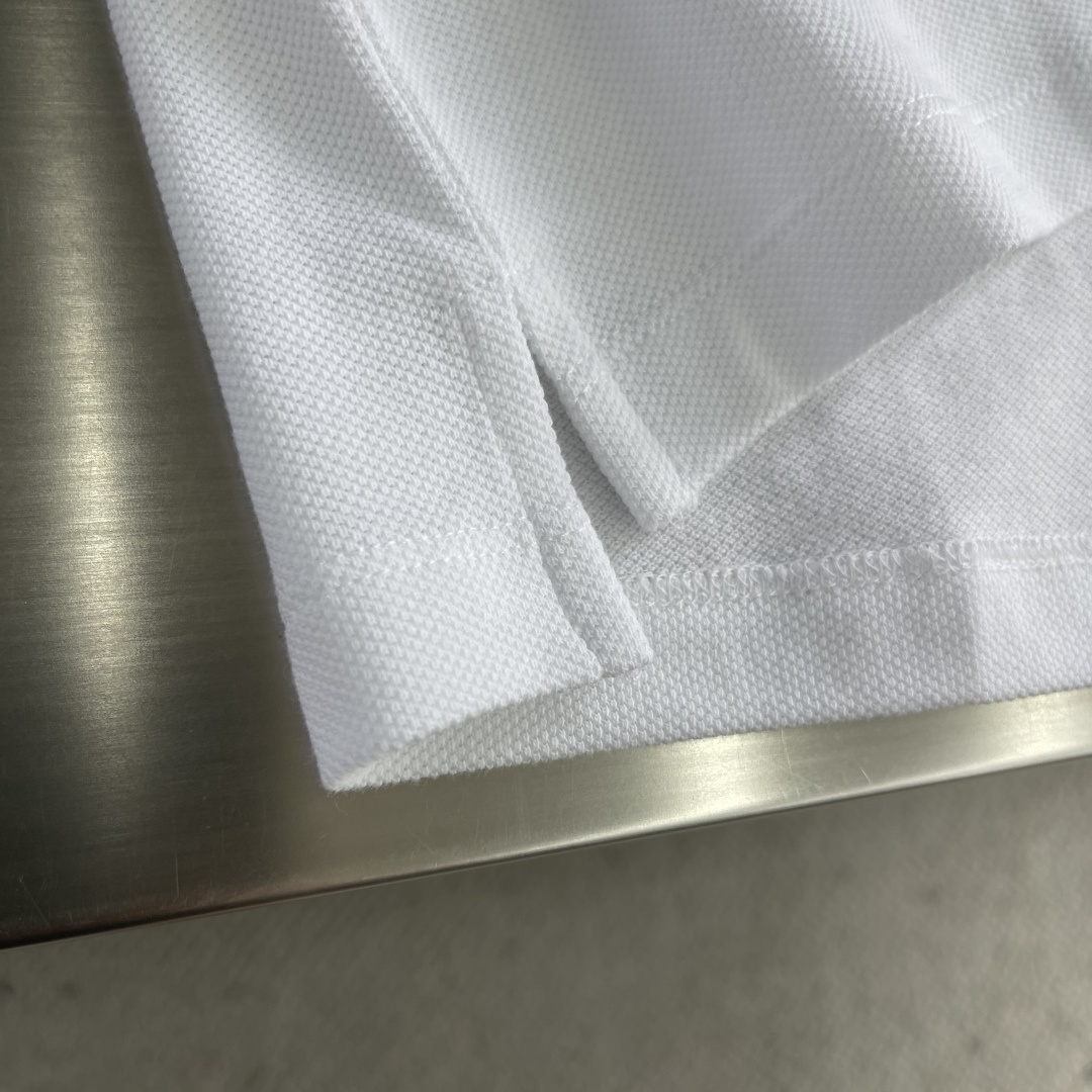-GUCC 25ss新款饰刺绣弹力棉Polo衫 白色 这款常规版型Polo衫以弹力珠地棉匠心演绎，搭配G