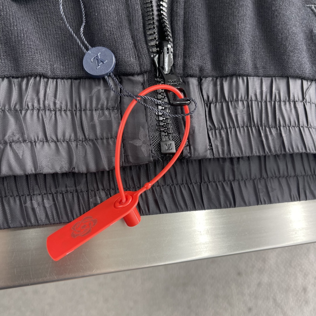 -驴牌 双面拉链夹克定制臻品锦纶幻彩提花锦以及棉羊密针绒 富有质感 色泽饱满 柔软细腻 双面魅力 一衣多