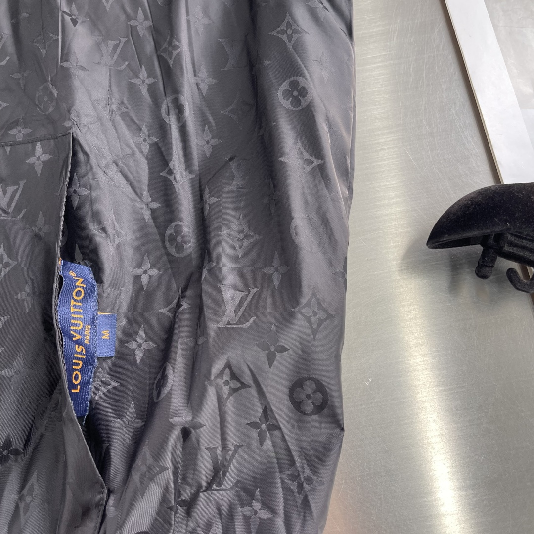 -驴牌 双面拉链夹克定制臻品锦纶幻彩提花锦以及棉羊密针绒 富有质感 色泽饱满 柔软细腻 双面魅力 一衣多