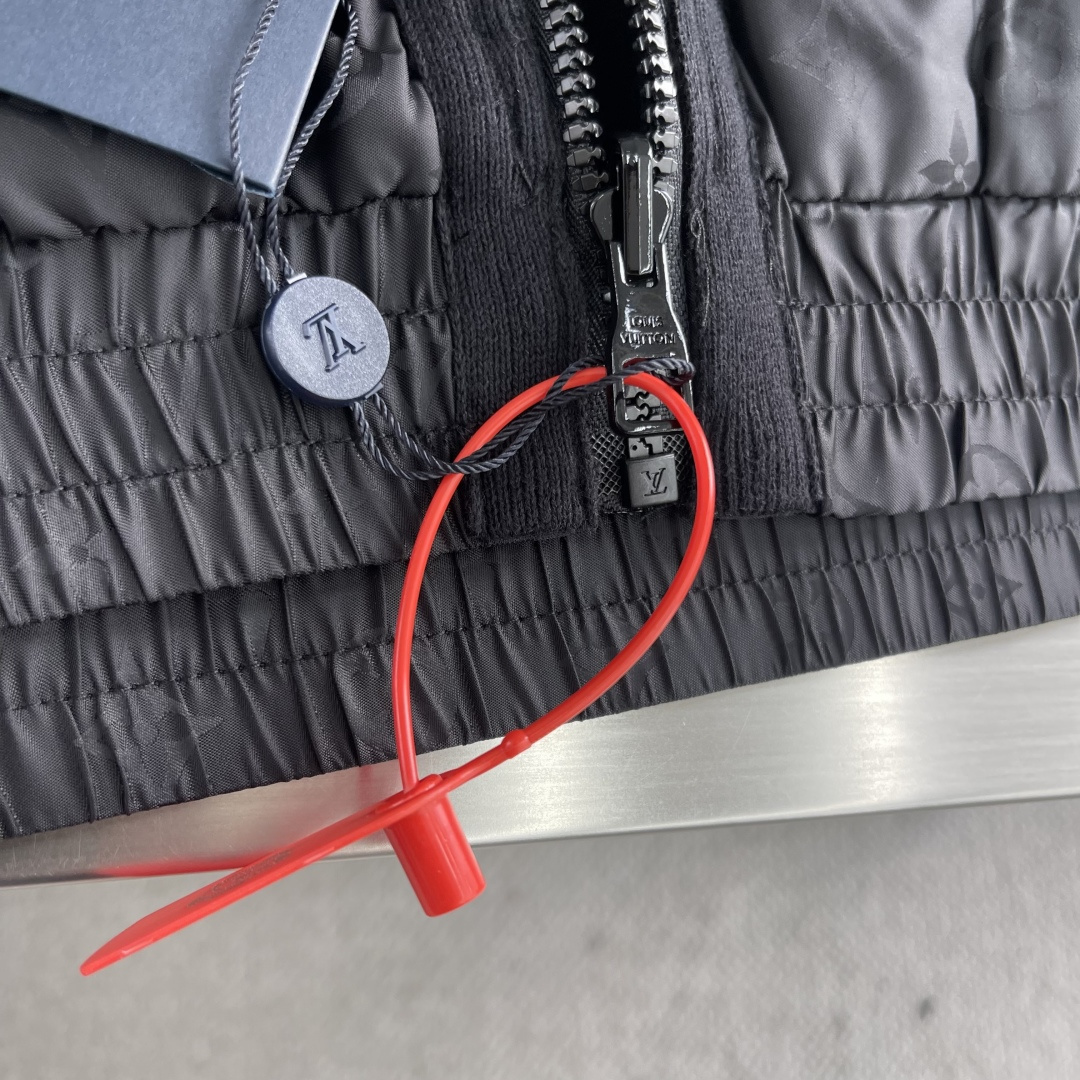 -驴牌 双面拉链夹克定制臻品锦纶幻彩提花锦以及棉羊密针绒 富有质感 色泽饱满 柔软细腻 双面魅力 一衣多