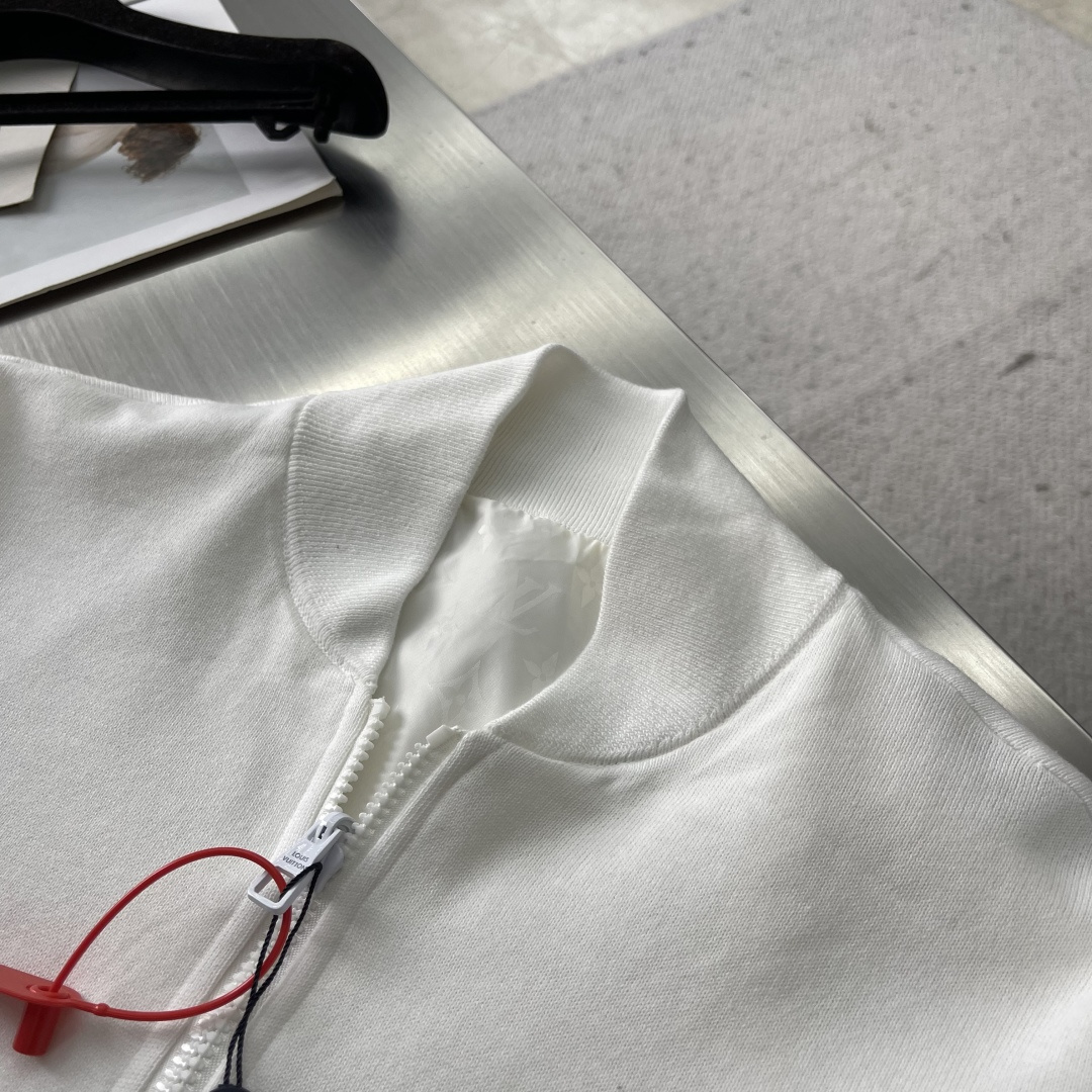 -驴牌 双面拉链夹克定制臻品锦纶幻彩提花锦以及棉羊密针绒 富有质感 色泽饱满 柔软细腻 双面魅力 一衣多