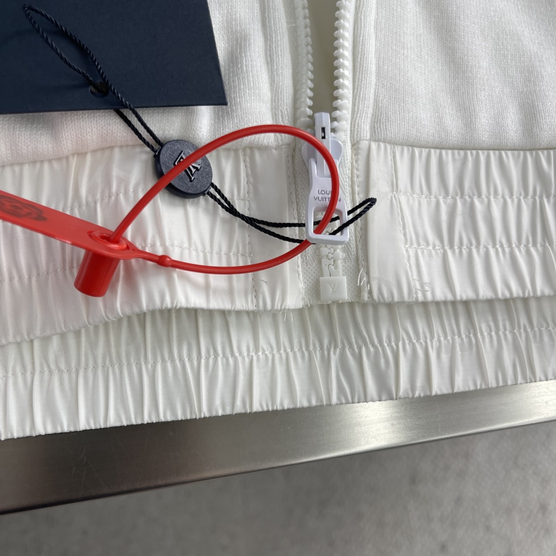 -驴牌 双面拉链夹克定制臻品锦纶幻彩提花锦以及棉羊密针绒 富有质感 色泽饱满 柔软细腻 双面魅力 一衣多