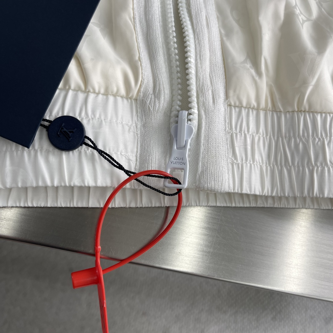 -驴牌 双面拉链夹克定制臻品锦纶幻彩提花锦以及棉羊密针绒 富有质感 色泽饱满 柔软细腻 双面魅力 一衣多