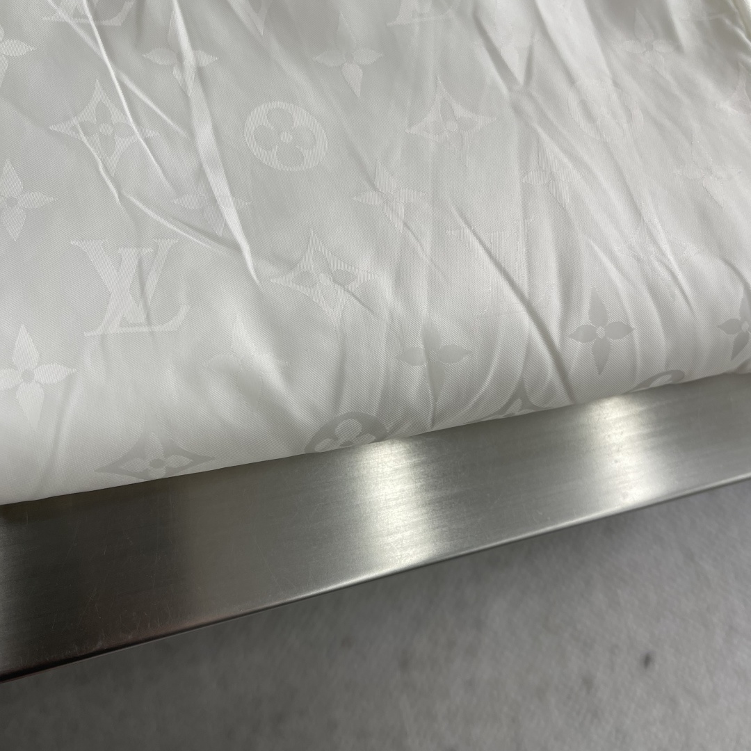 -驴牌 双面拉链夹克定制臻品锦纶幻彩提花锦以及棉羊密针绒 富有质感 色泽饱满 柔软细腻 双面魅力 一衣多