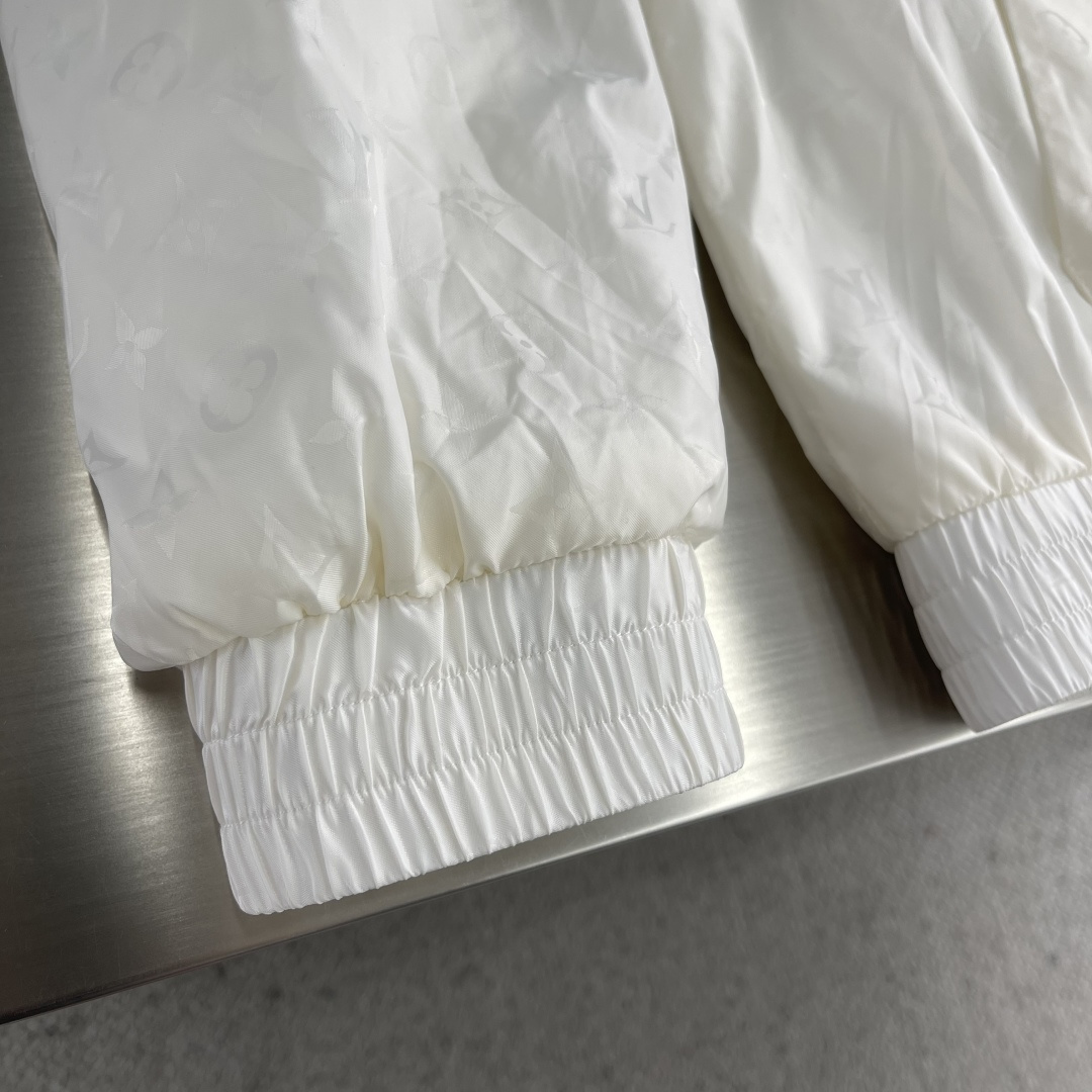 -驴牌 双面拉链夹克定制臻品锦纶幻彩提花锦以及棉羊密针绒 富有质感 色泽饱满 柔软细腻 双面魅力 一衣多