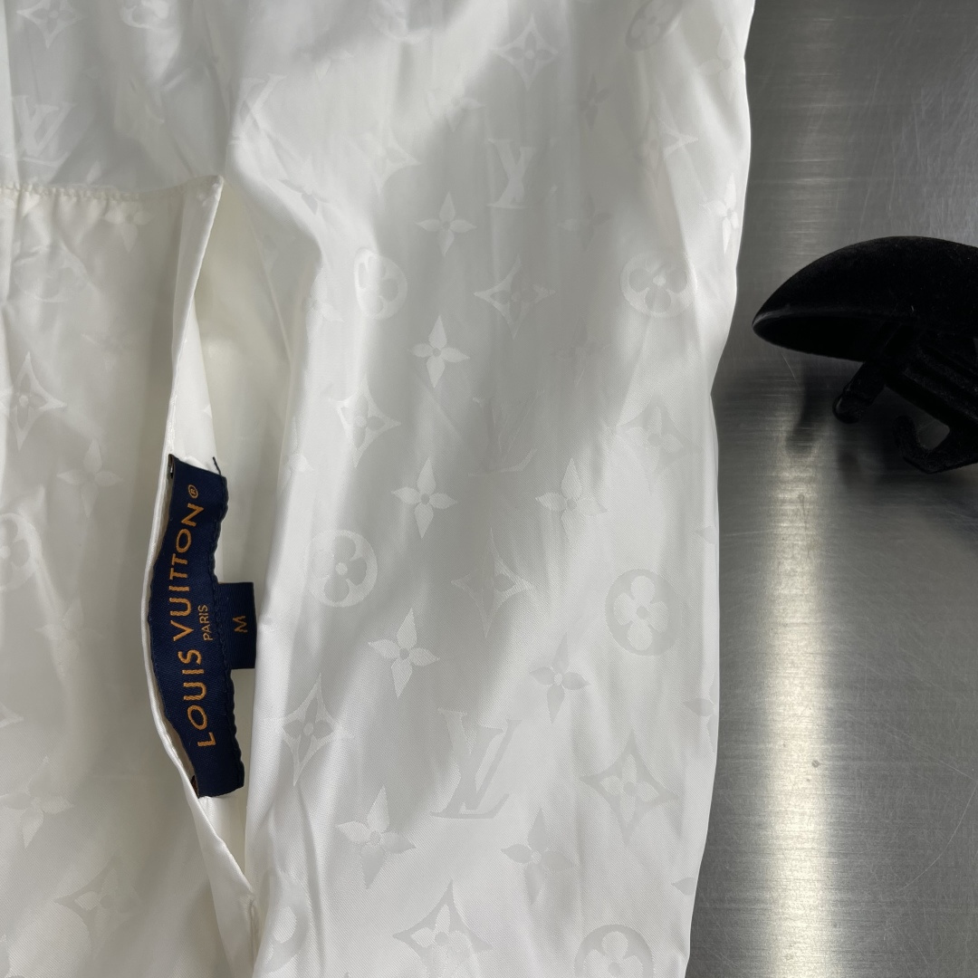 -驴牌 双面拉链夹克定制臻品锦纶幻彩提花锦以及棉羊密针绒 富有质感 色泽饱满 柔软细腻 双面魅力 一衣多