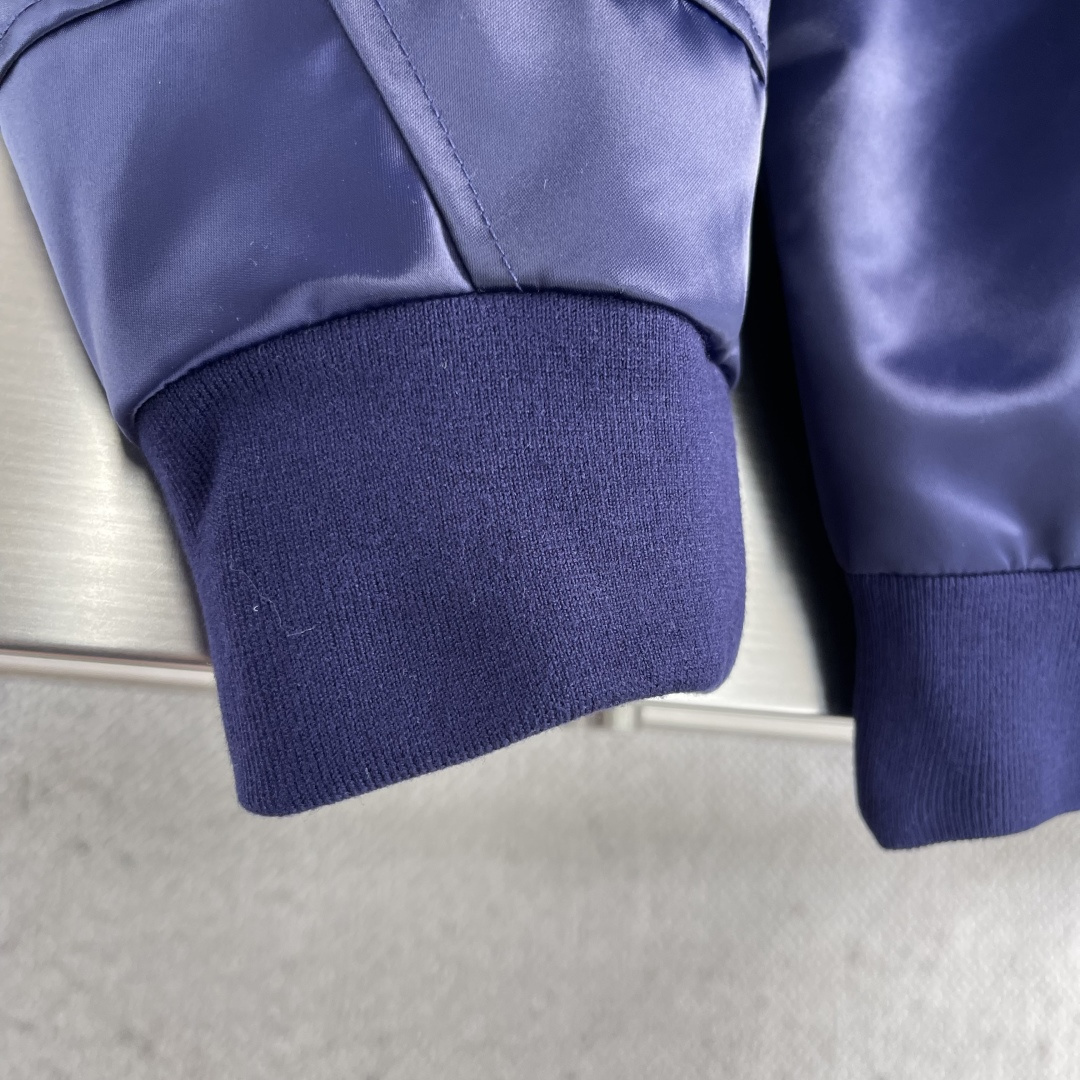 -GVC Paris 贴布绣卫衣定制定染丝光缎面卫衣织物 细腻柔软 如丝绸般细腻 以皇家蓝缎面为基调 在