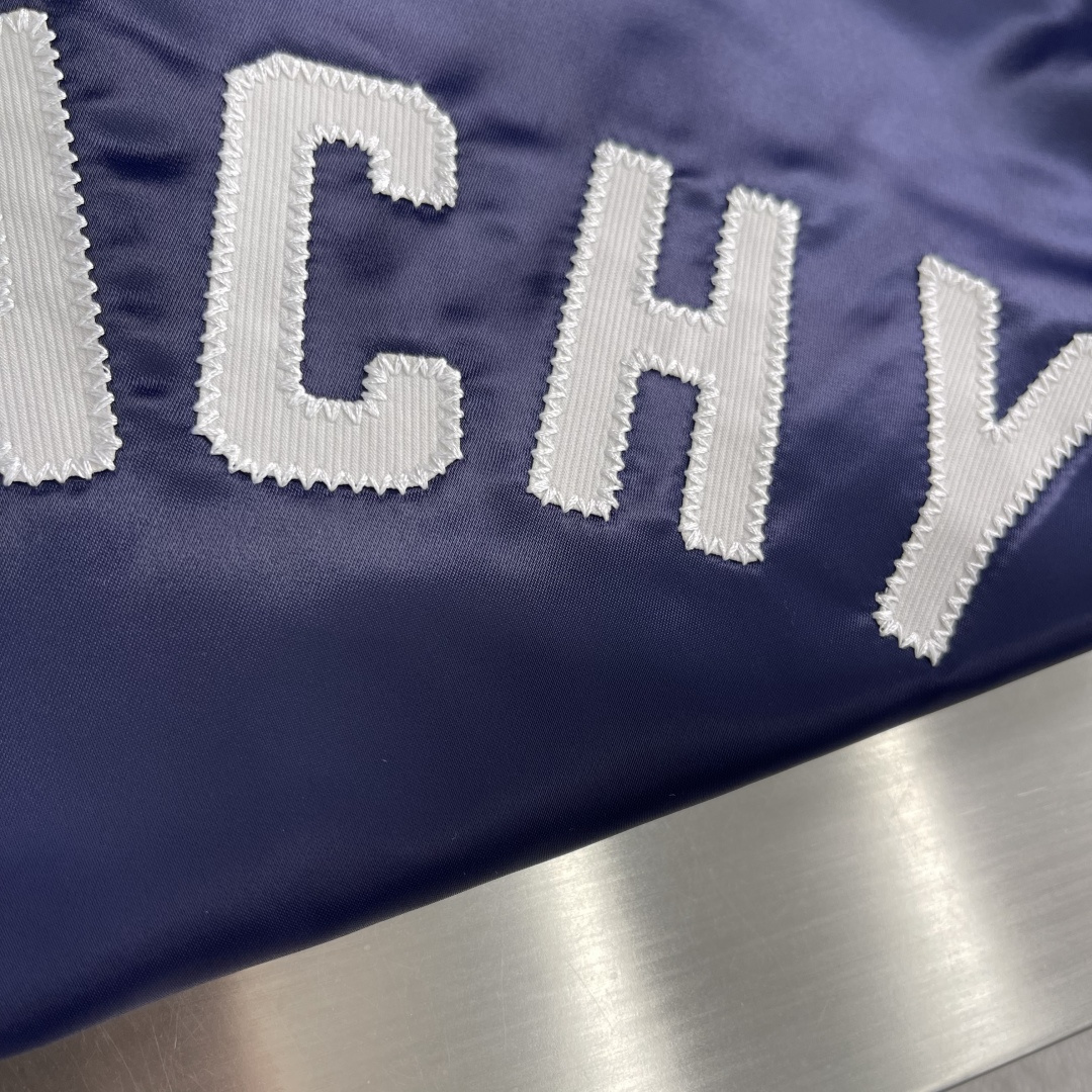 -GVC Paris 贴布绣卫衣定制定染丝光缎面卫衣织物 细腻柔软 如丝绸般细腻 以皇家蓝缎面为基调 在