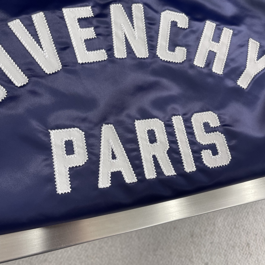 -GVC Paris 贴布绣卫衣定制定染丝光缎面卫衣织物 细腻柔软 如丝绸般细腻 以皇家蓝缎面为基调 在