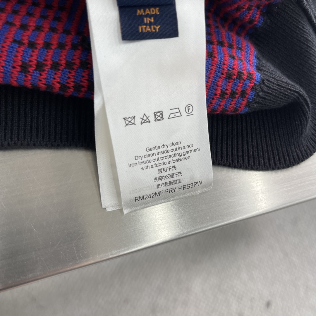 -驴牌 渐变提花开衫定染定织幻彩云絮棉绒料 色泽饱满 细腻柔软 将色彩哲学推向极致艺术 标志性Monog