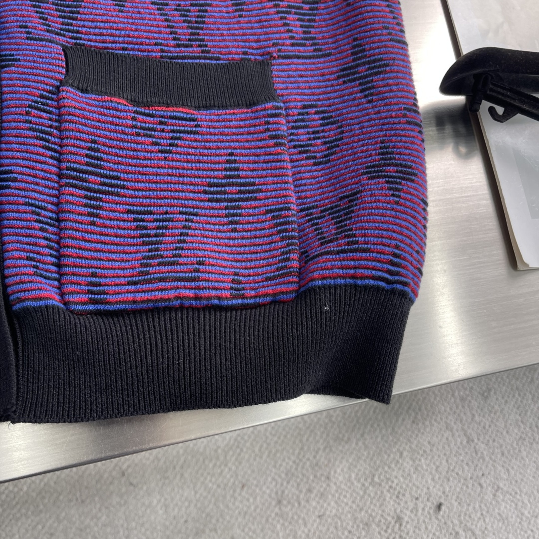 -驴牌 渐变提花开衫定染定织幻彩云絮棉绒料 色泽饱满 细腻柔软 将色彩哲学推向极致艺术 标志性Monog