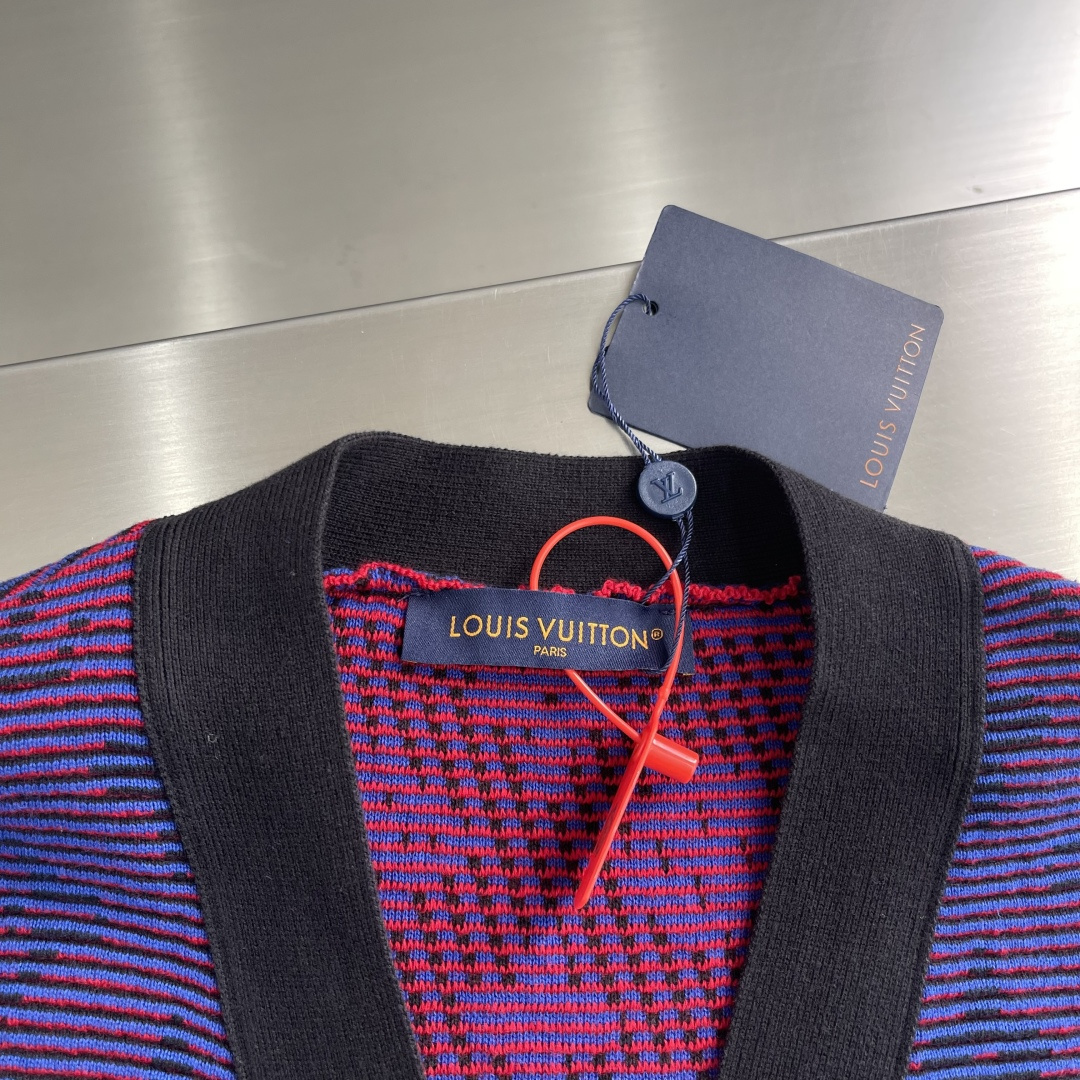 -驴牌 渐变提花开衫定染定织幻彩云絮棉绒料 色泽饱满 细腻柔软 将色彩哲学推向极致艺术 标志性Monog