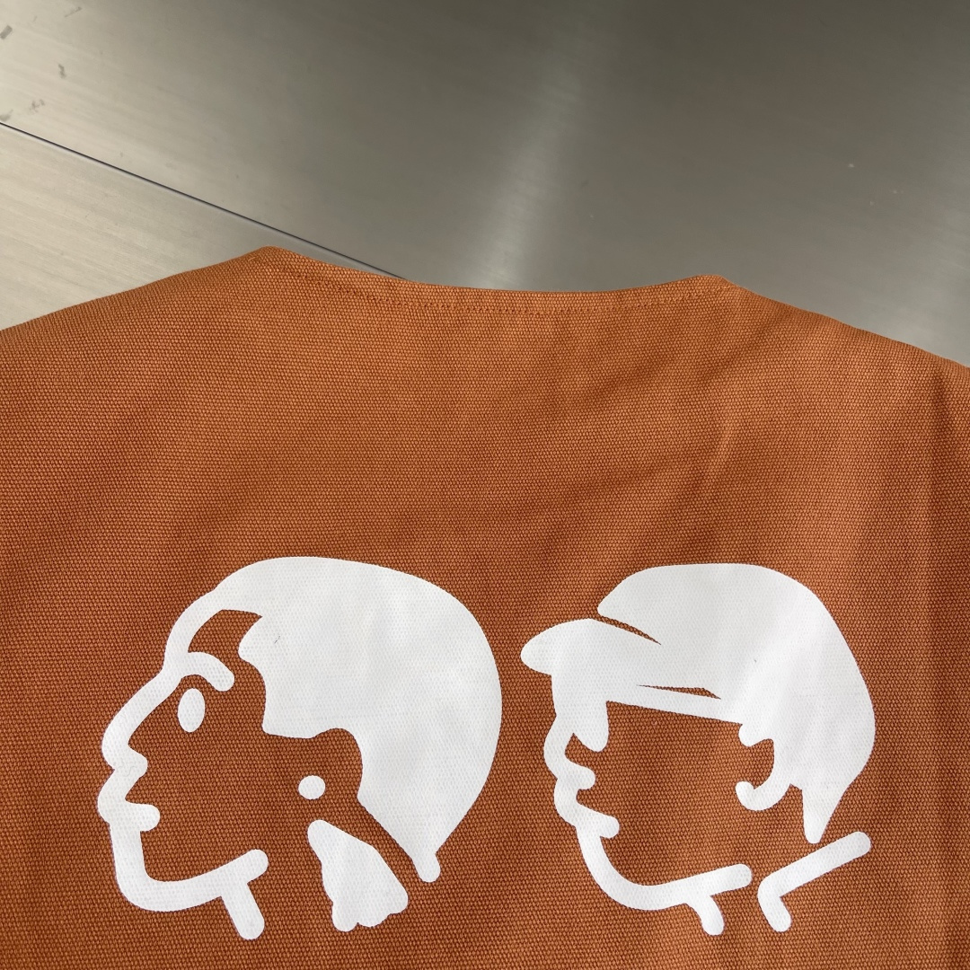 -驴牌 25ss新款拉链工装背心令 1V PN 标识栖身右侧口袋上方，与后部 Pharrell Will