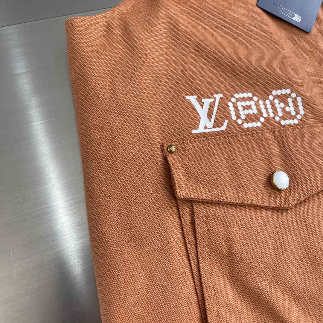 -驴牌 25ss新款拉链工装背心令 1V PN 标识栖身右侧口袋上方，与后部 Pharrell Will