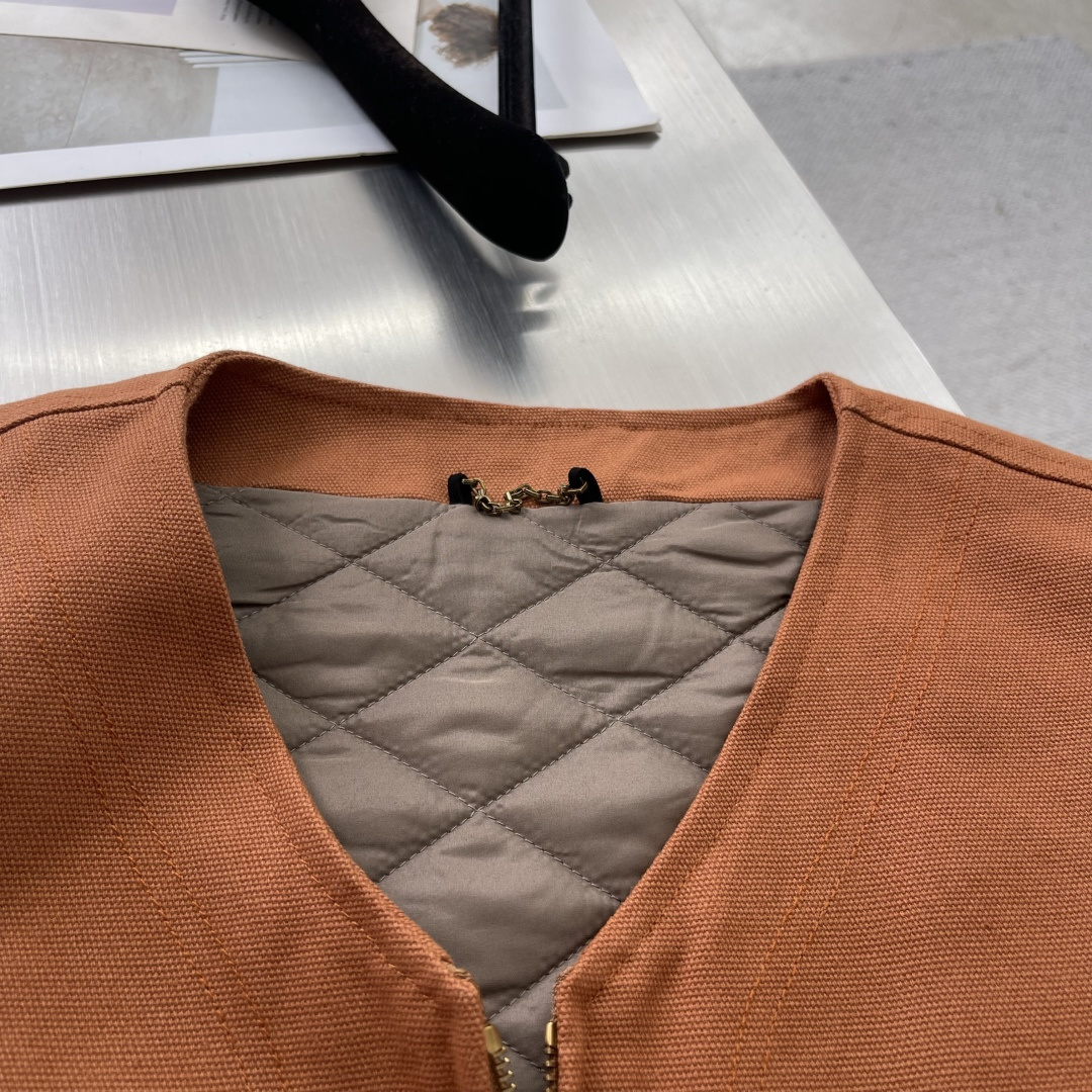 -驴牌 25ss新款拉链工装背心令 1V PN 标识栖身右侧口袋上方，与后部 Pharrell Will