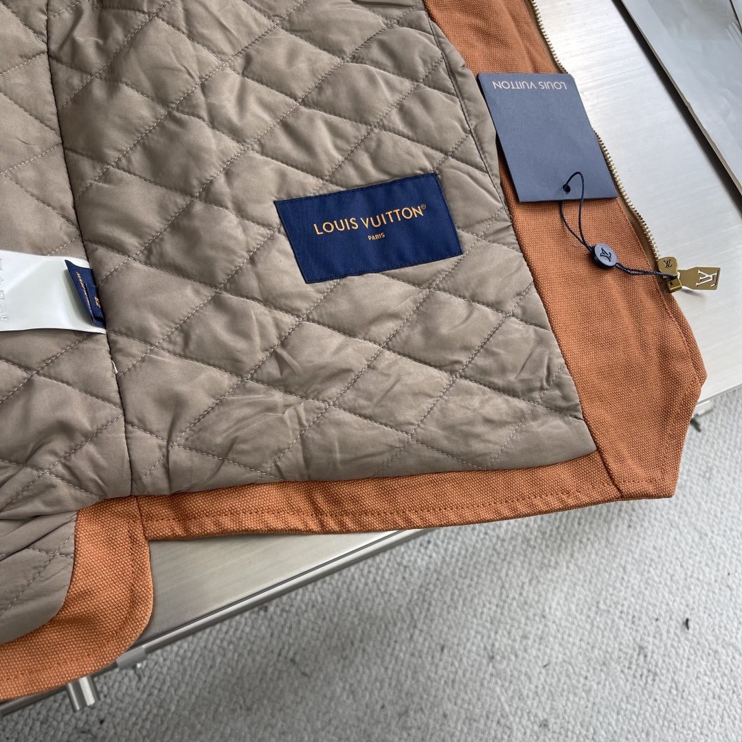 -驴牌 25ss新款拉链工装背心令 1V PN 标识栖身右侧口袋上方，与后部 Pharrell Will