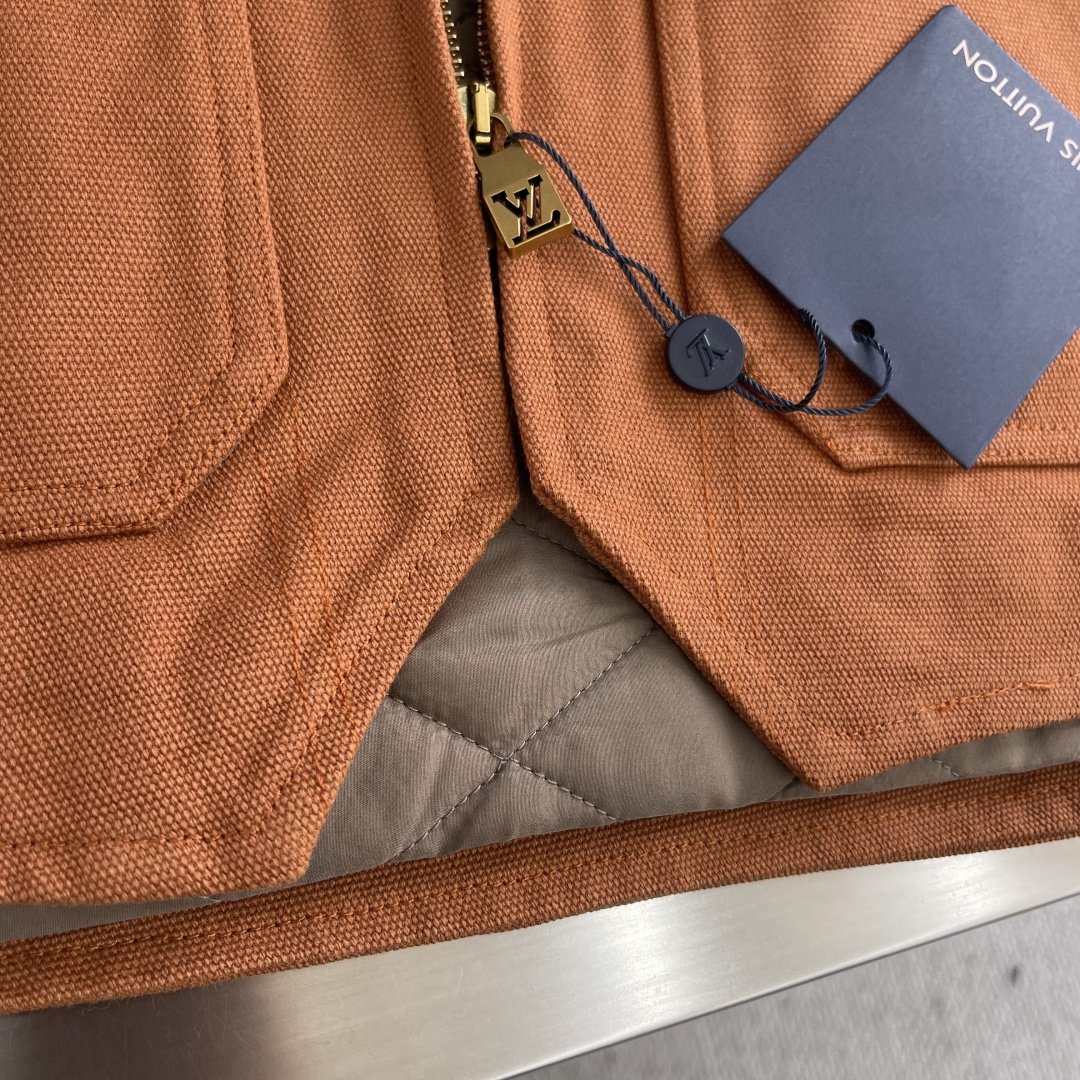 -驴牌 25ss新款拉链工装背心令 1V PN 标识栖身右侧口袋上方，与后部 Pharrell Will