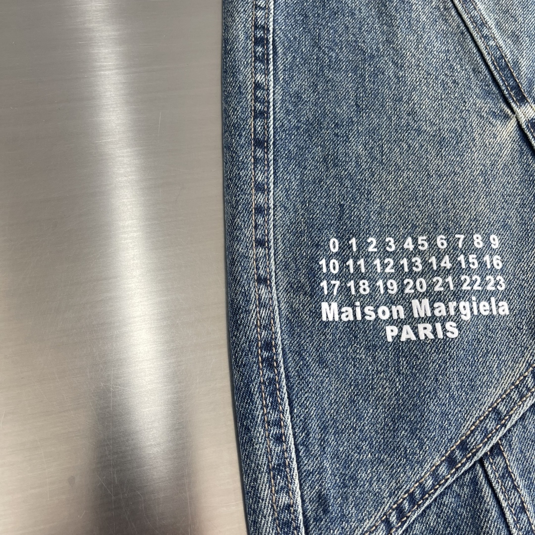 -MM6 马吉拉 25FW秋冬新款情侣牛仔裤 上身版型真的绝了水洗棉面料超柔软 上身巨舒服包容性好✔️后