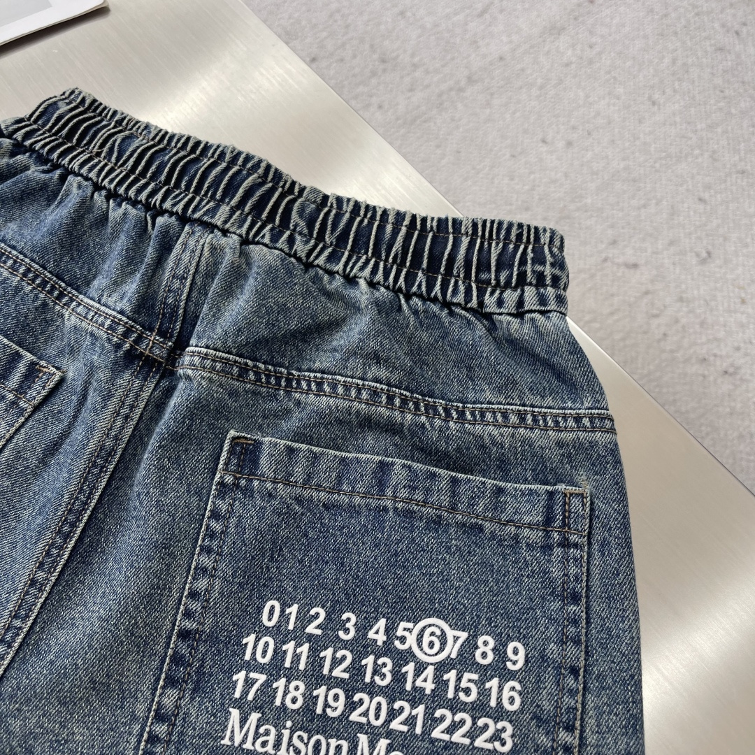 -MM6 马吉拉 25FW秋冬新款情侣牛仔裤 上身版型真的绝了水洗棉面料超柔软 上身巨舒服包容性好✔️后