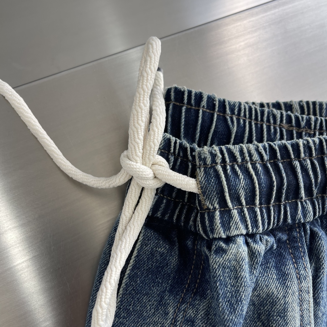 -MM6 马吉拉 25FW秋冬新款情侣牛仔裤 上身版型真的绝了水洗棉面料超柔软 上身巨舒服包容性好✔️后