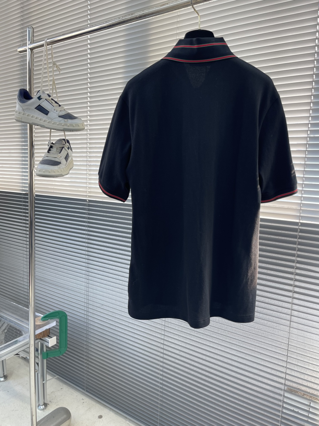 -GUCC 25ss新款珠地棉Polo衫 在黑色底布上，品牌经典织带透过特殊的构造工艺和缝合技术以别出心